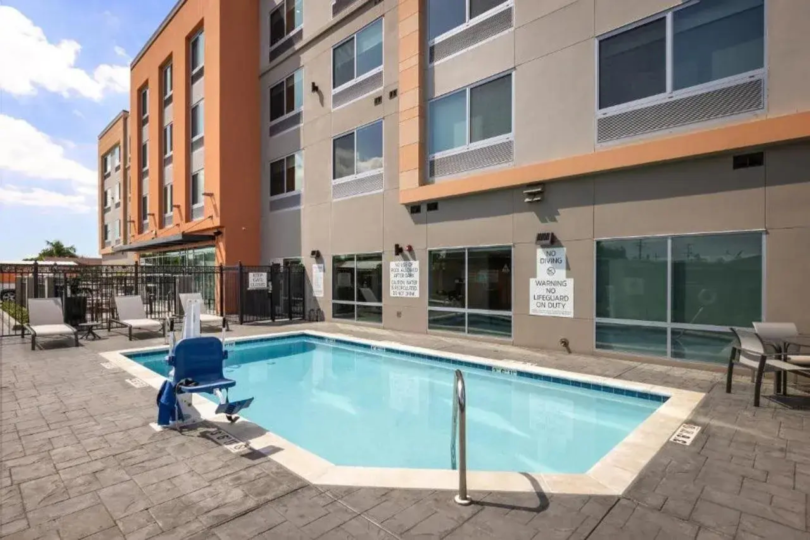 Holiday Inn Express & Suites Hawaiian Gardens