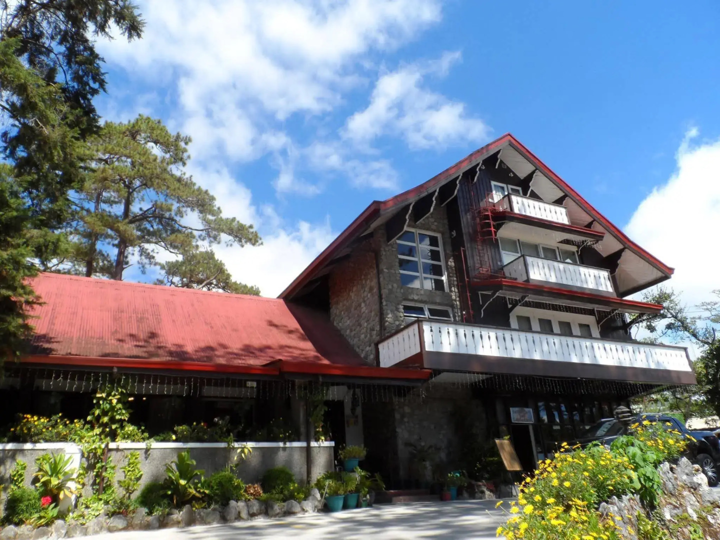 Log Cabin Hotel-Baguio