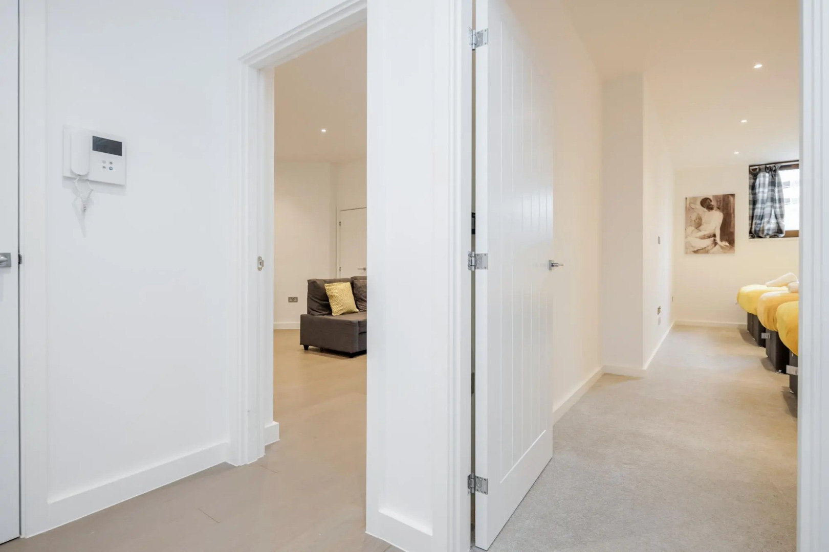 Spacious 1 Bed Luxury St Albans Apartment - Free WiFi & Movies also Free Parking.