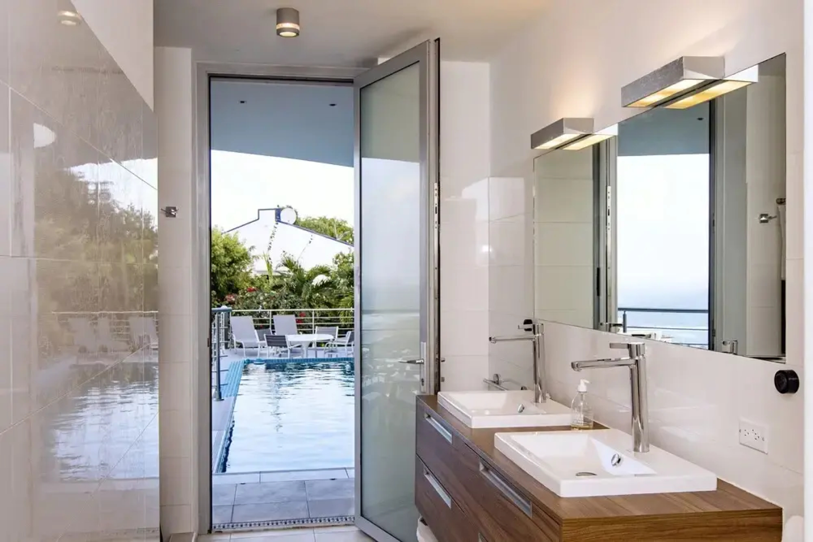 L'Agua by Island Properties Online