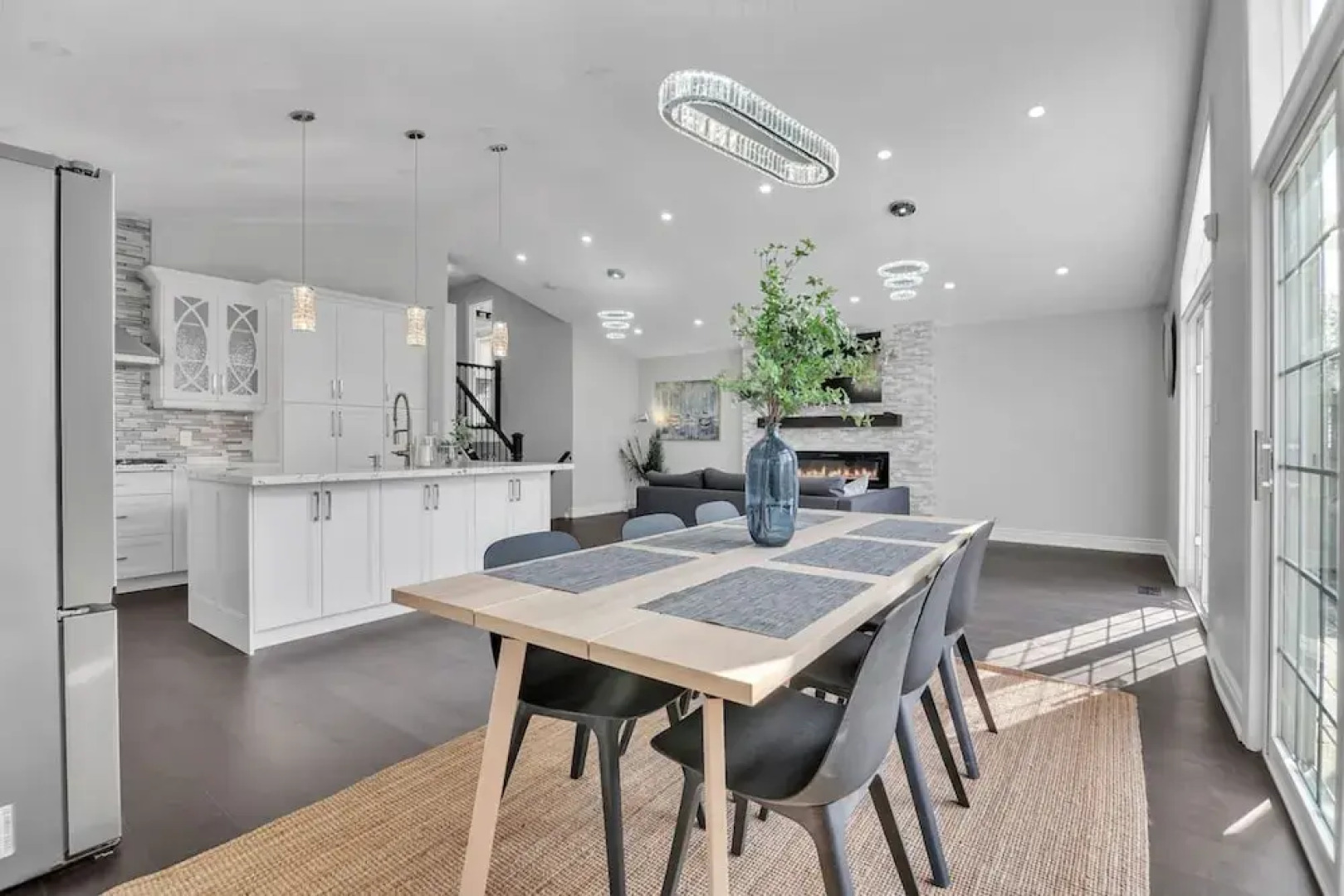 High-ceiling Home Relaxing Patio in Waterloo