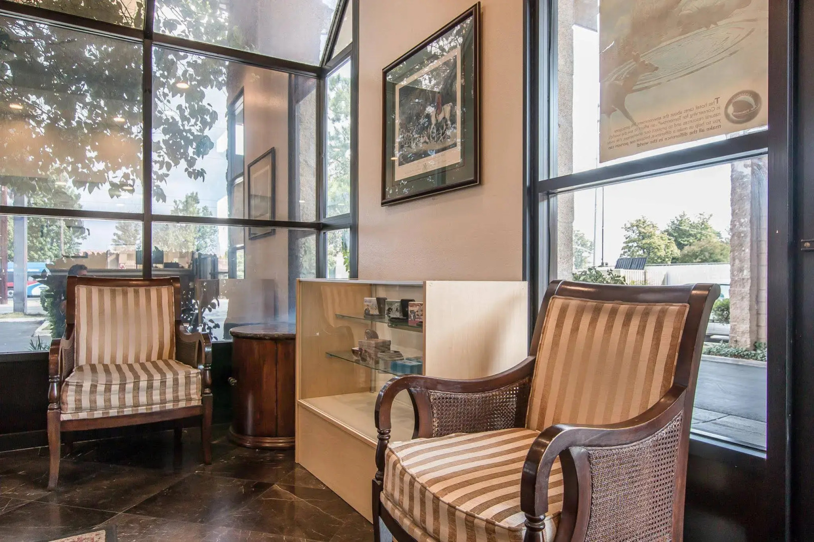 Palm Inn Hotel near Tyler Mall Riverside