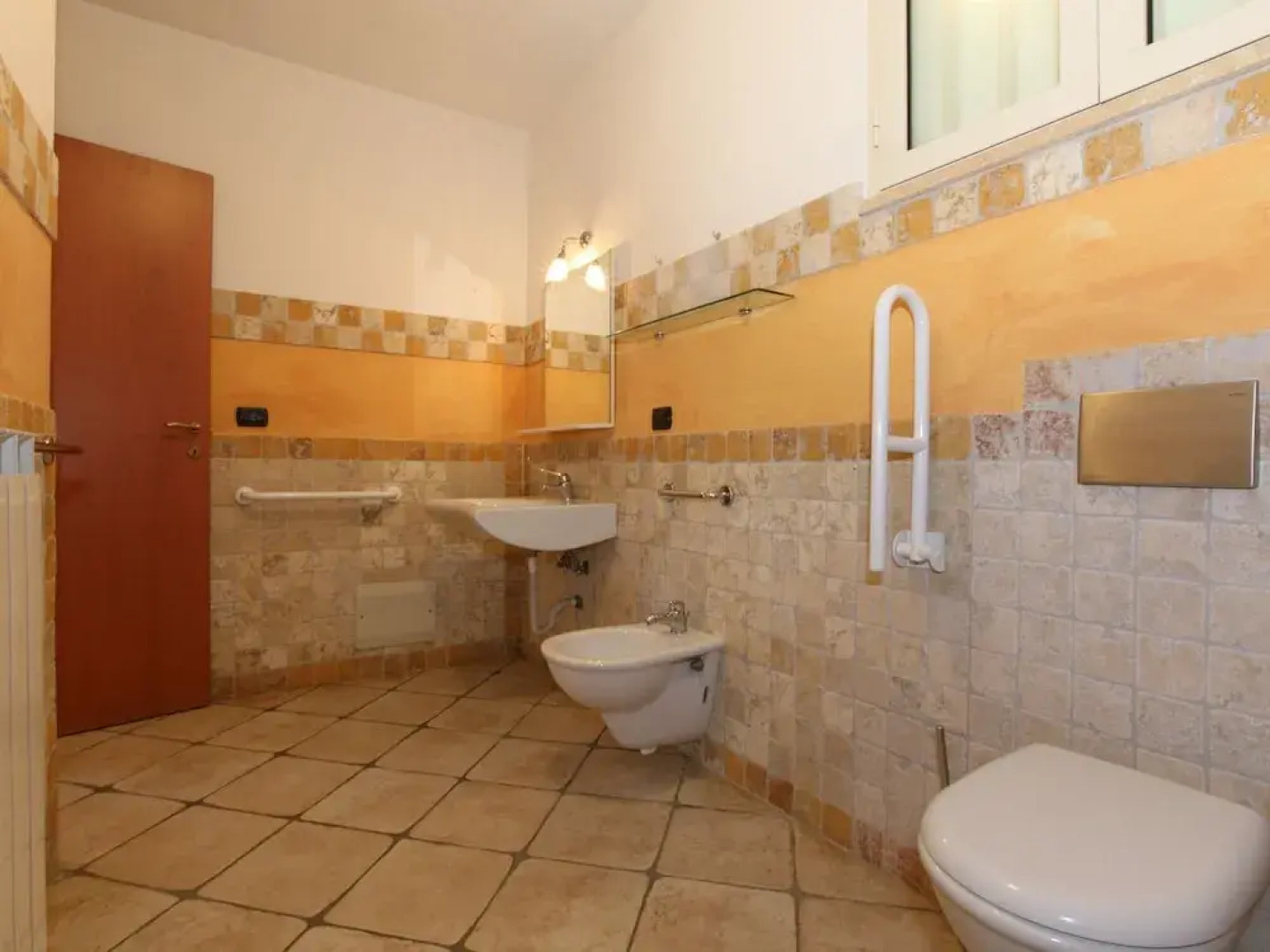 Apartment with Pool near Sea