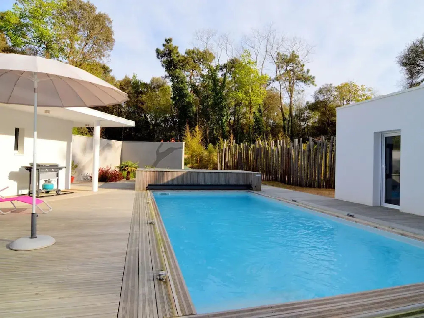 Villa With High-end Kitchen, Jacuzzi & Pool in Longeville sur mer