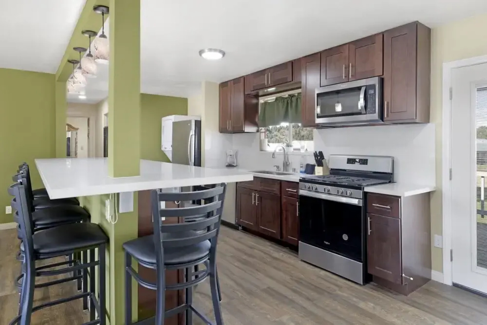 1900 - The Farmhouse Experience 4 Bedroom Home by RedAwning