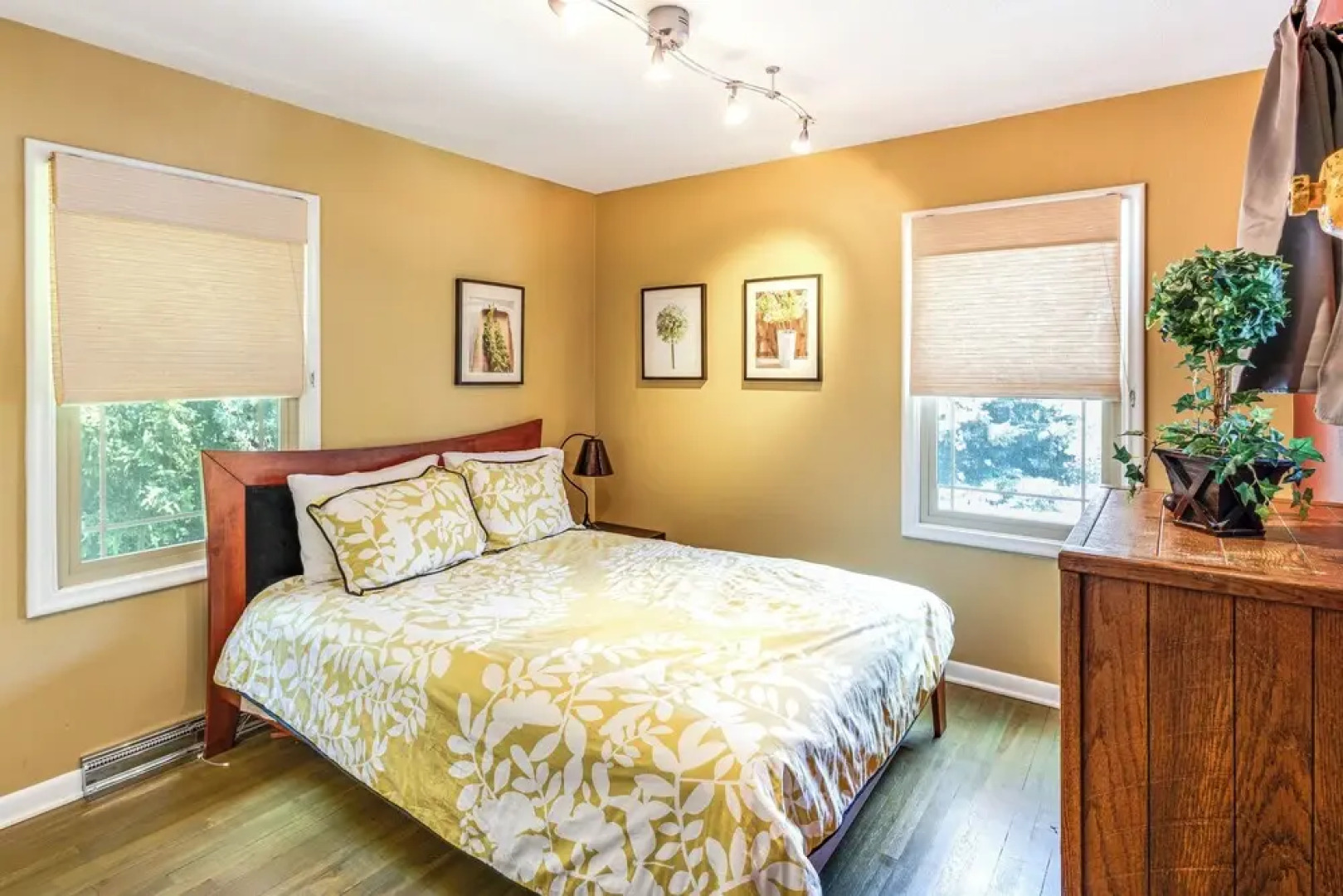 Mountain Views: Walkable Lava Hot Springs Home!