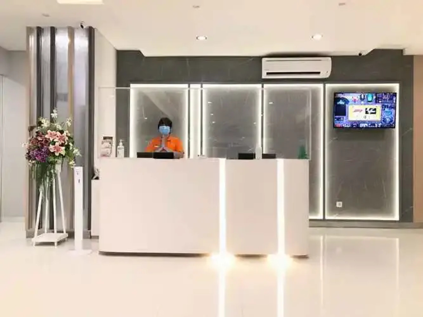 Front One Hotel Gresik