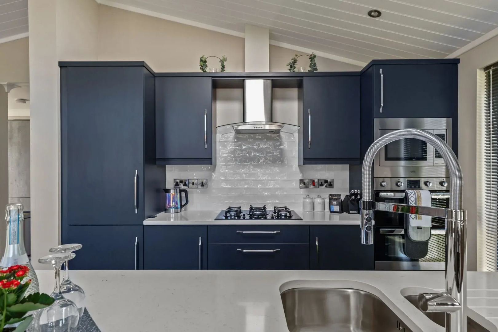 Dewin Bach - Luxury Lodge, Hot Tub, Close to Beach