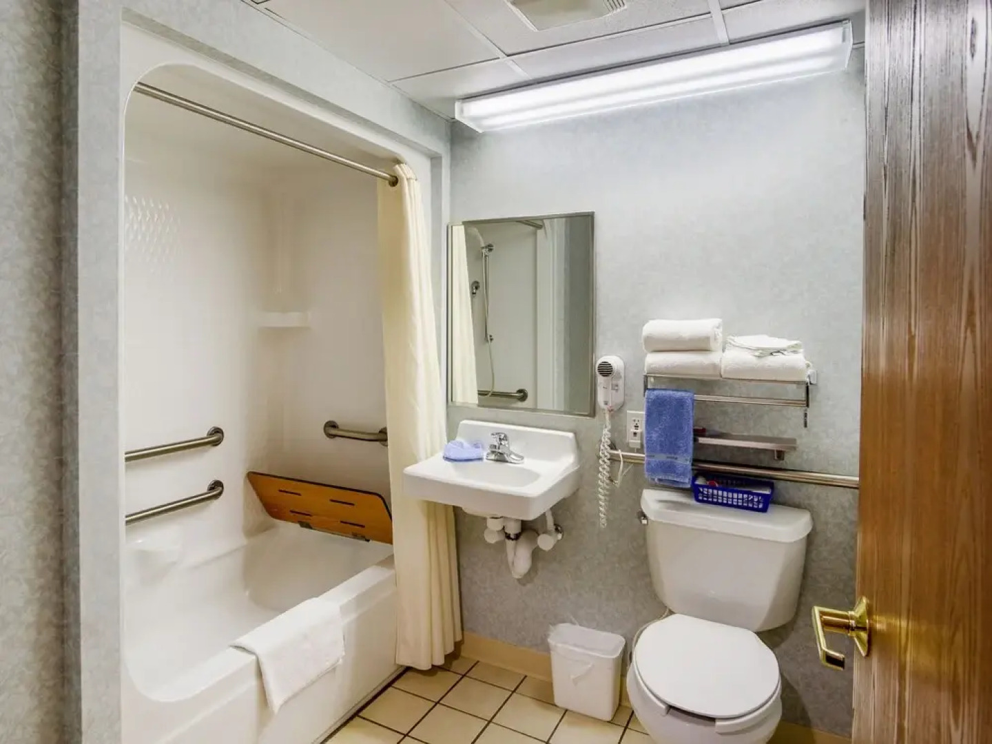 Econo Lodge Inn & Suites Lake Of The Ozarks