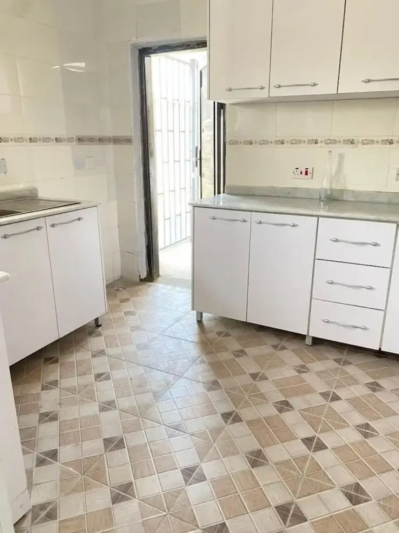 Inviting 8 Bed House in Lekki