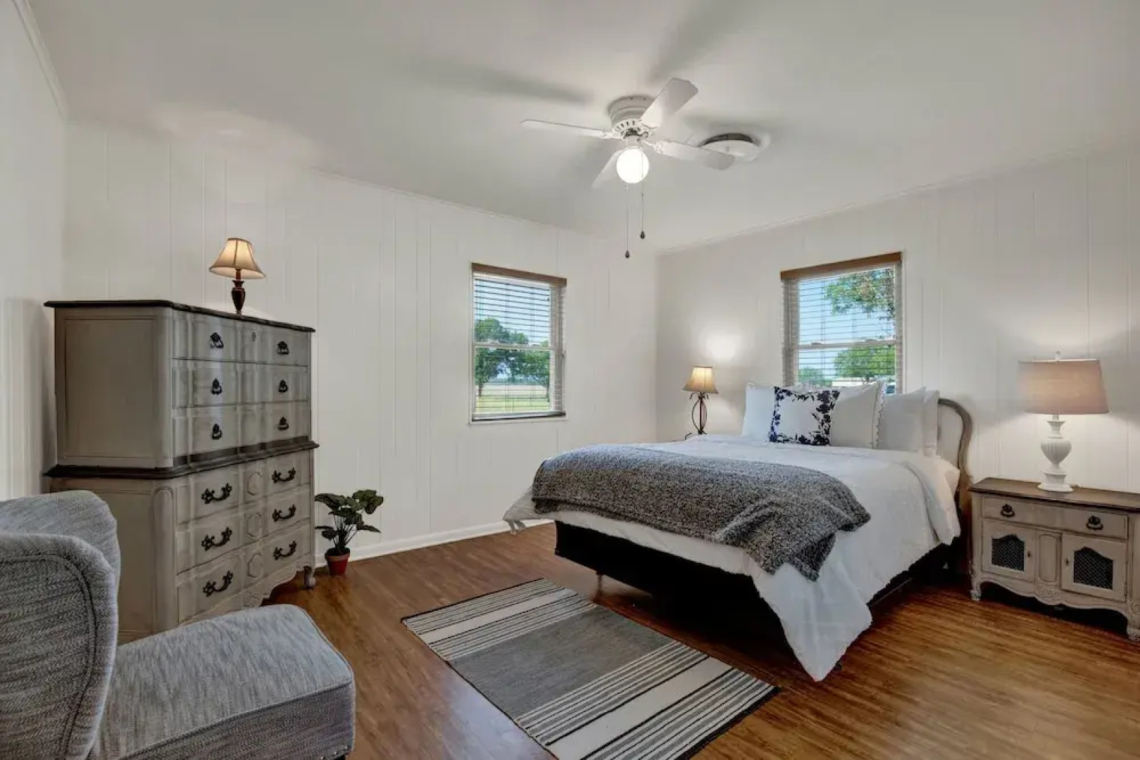 Spacious Home - Fire Pit, BBQ and Outdoor Seating!