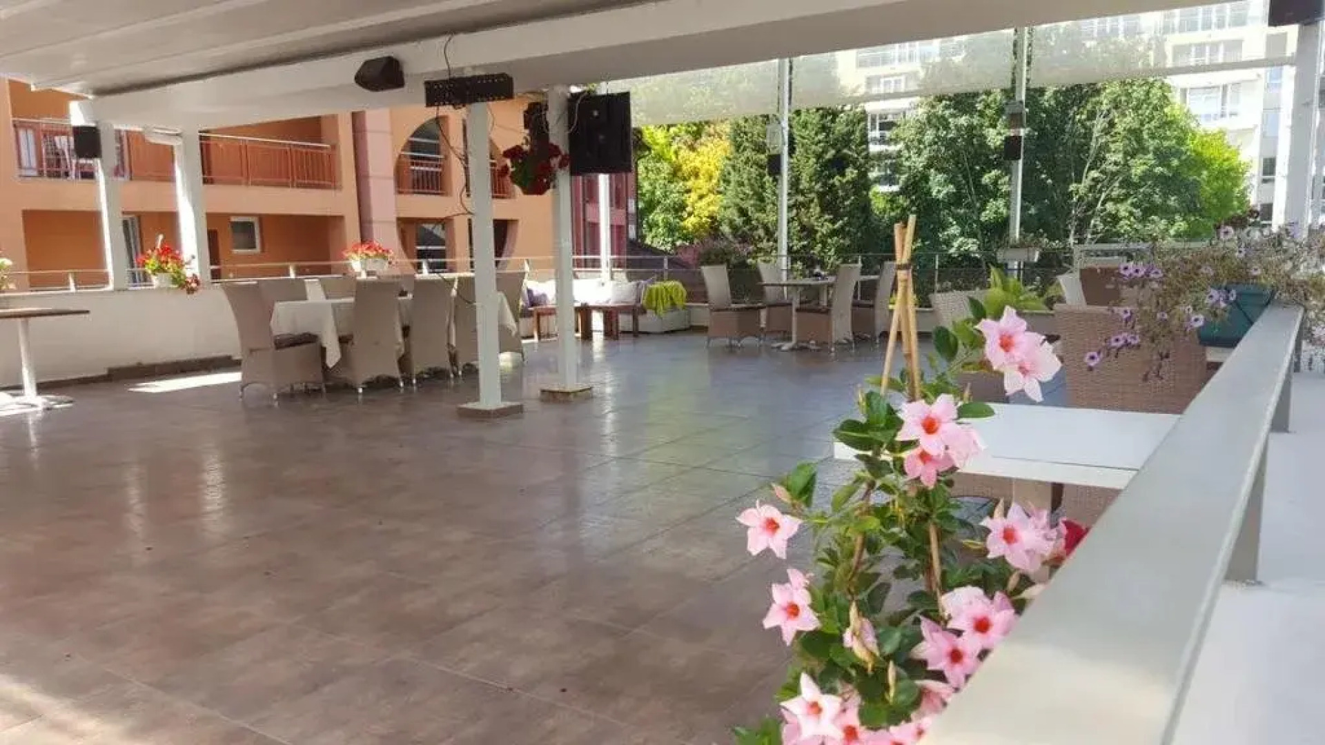 Oasis Laguna Apartments