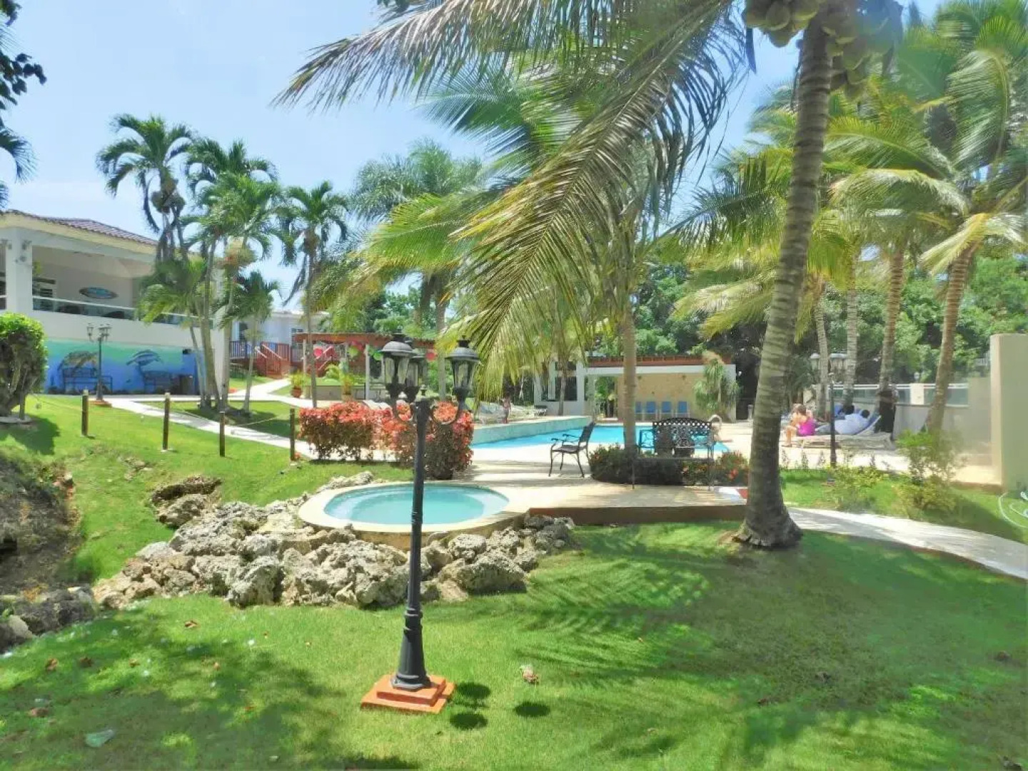 Isabela Villa sleeps 40, pool, Jacuzzi, BBQ, power plant, volley, pool table