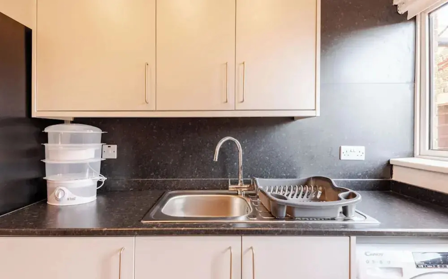 4 bed House - Private Garden - Free Parking