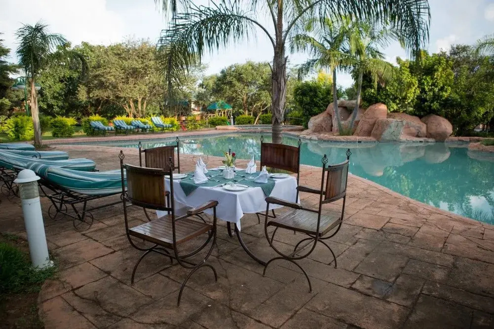 Cresta Golfview Hotel