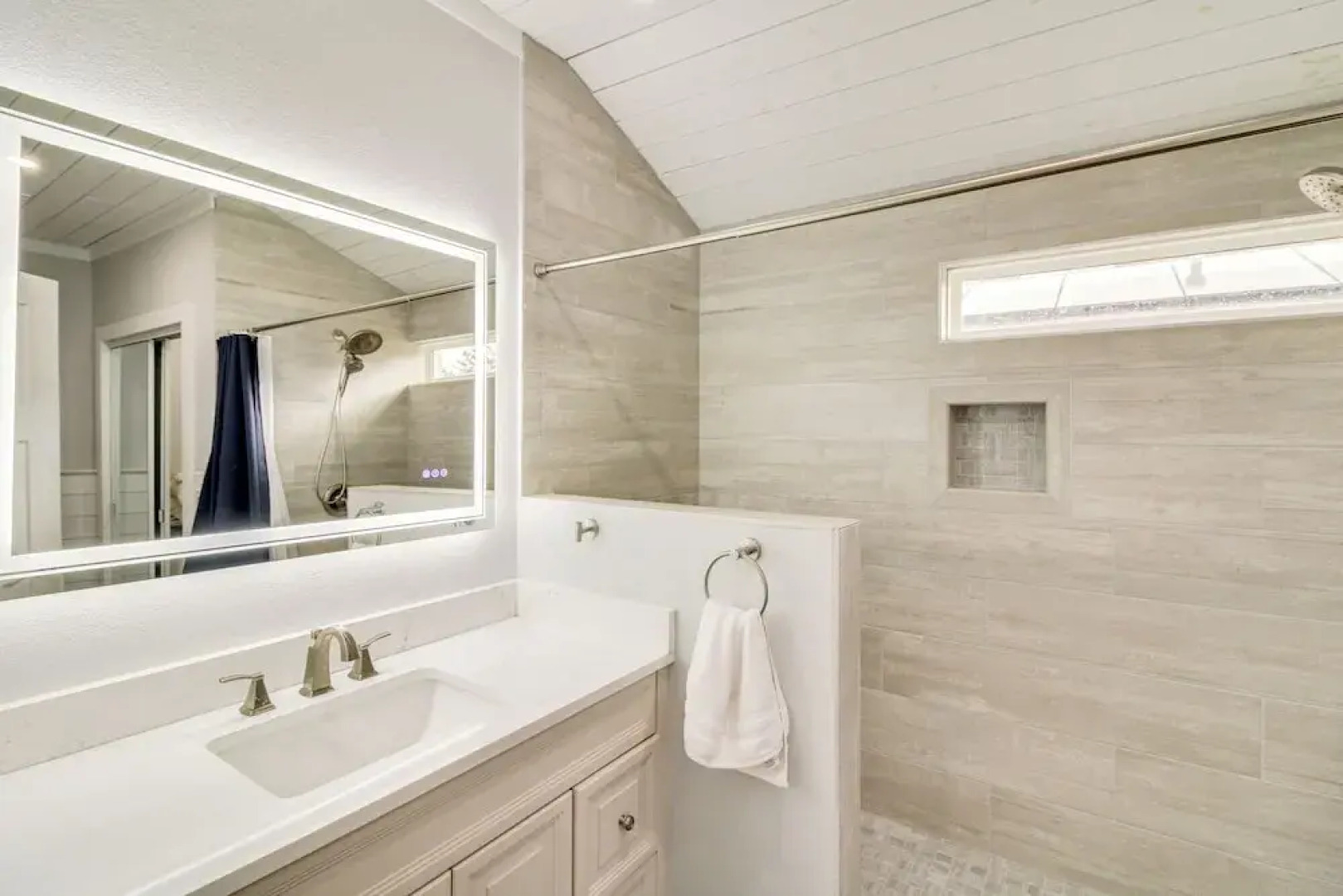 5 Mi to Dtwn: Bright Home w/ Yard in Pensacola!