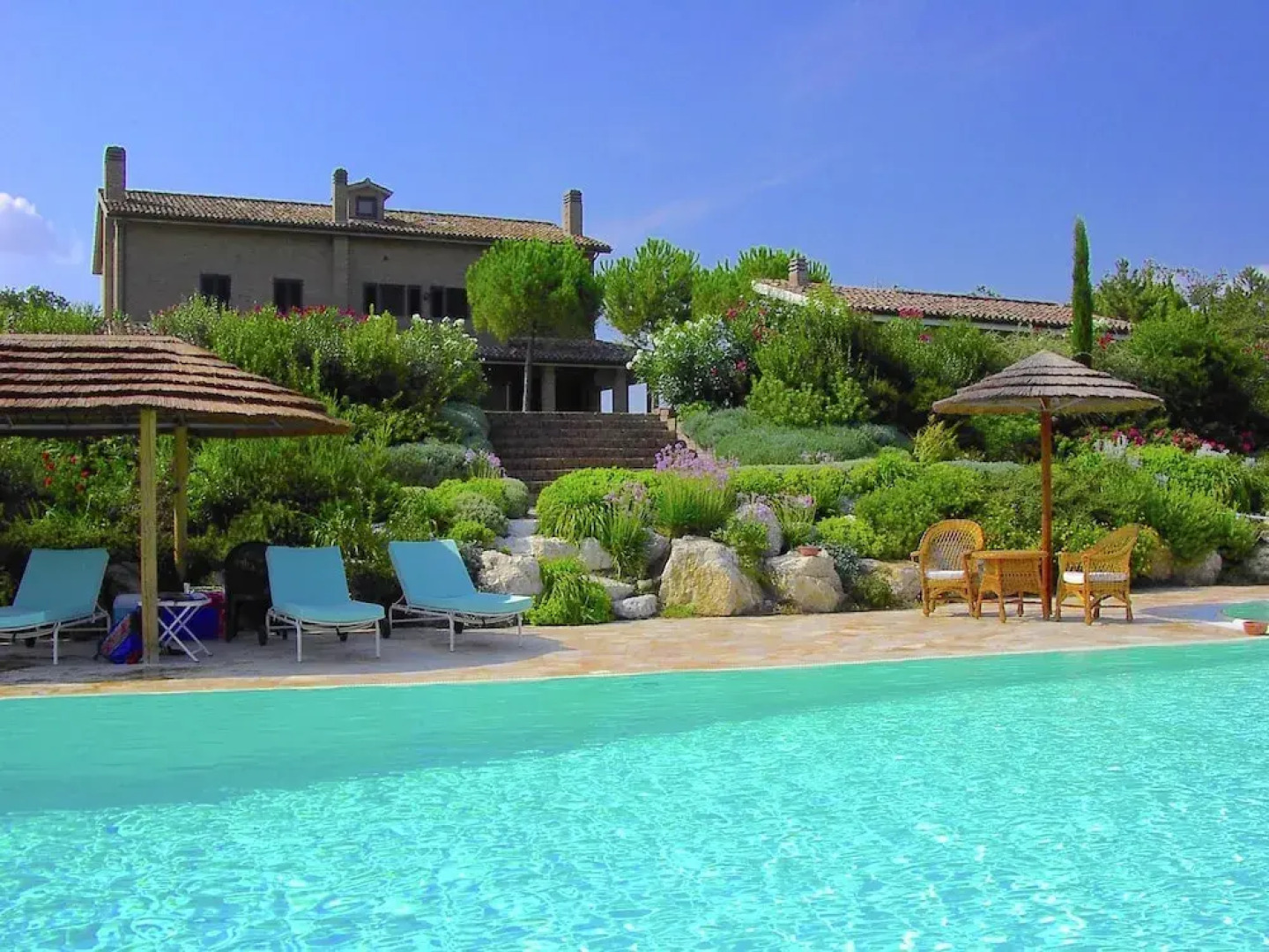 Luxurious Villa in Montelupone With Private Swimming Pool