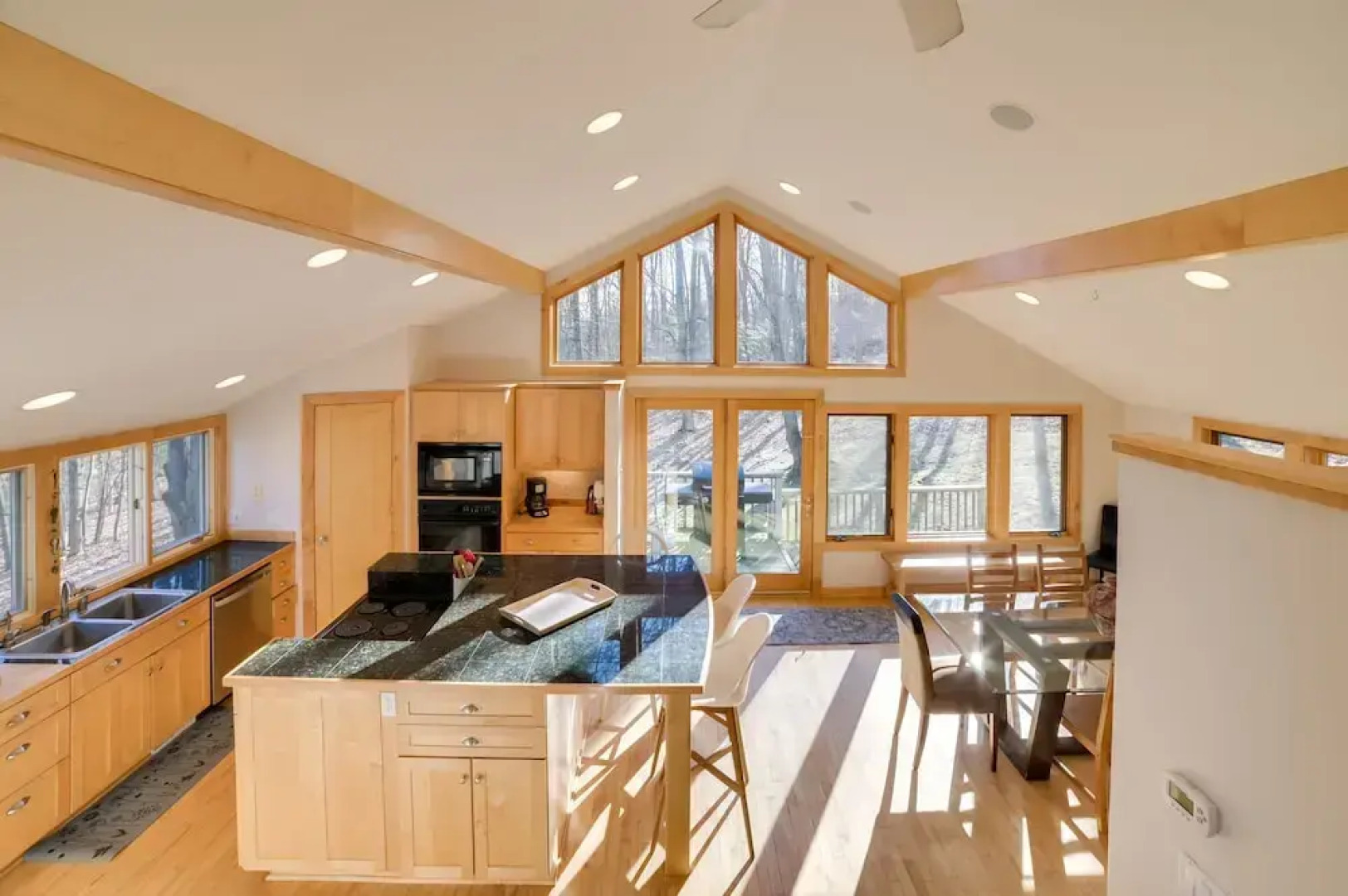 Soaking Tub & Fire Pit! Home Near Dtwn Suttons Bay