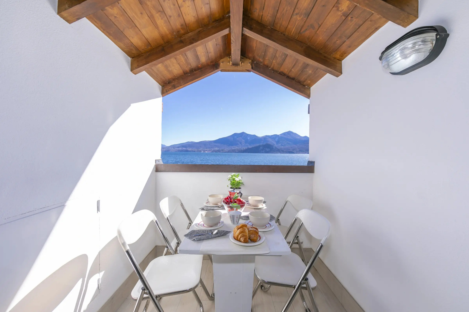 Blu Lake Apartment on Ghiffa Beach