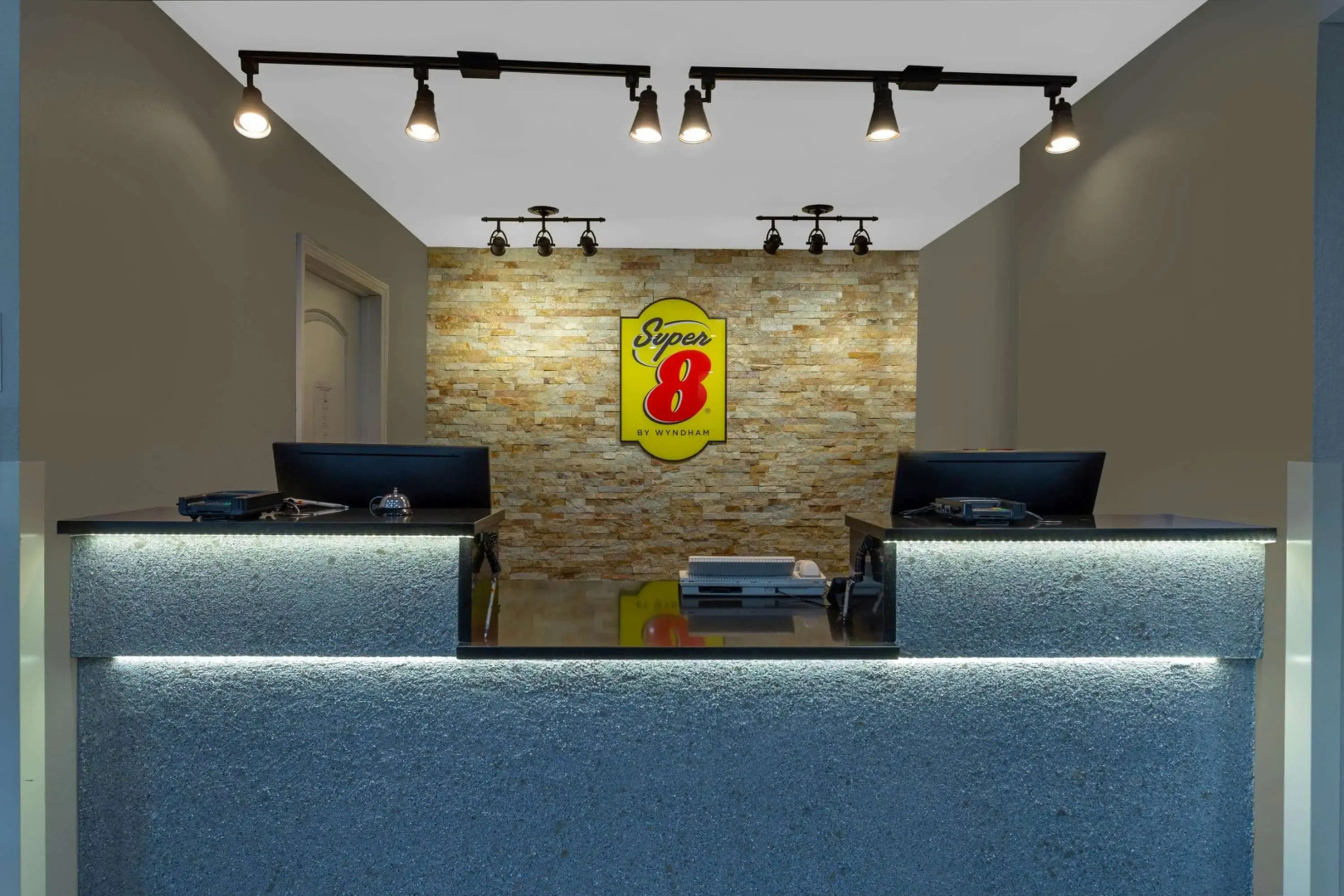 Отель Super 8 by Wyndham South Holland