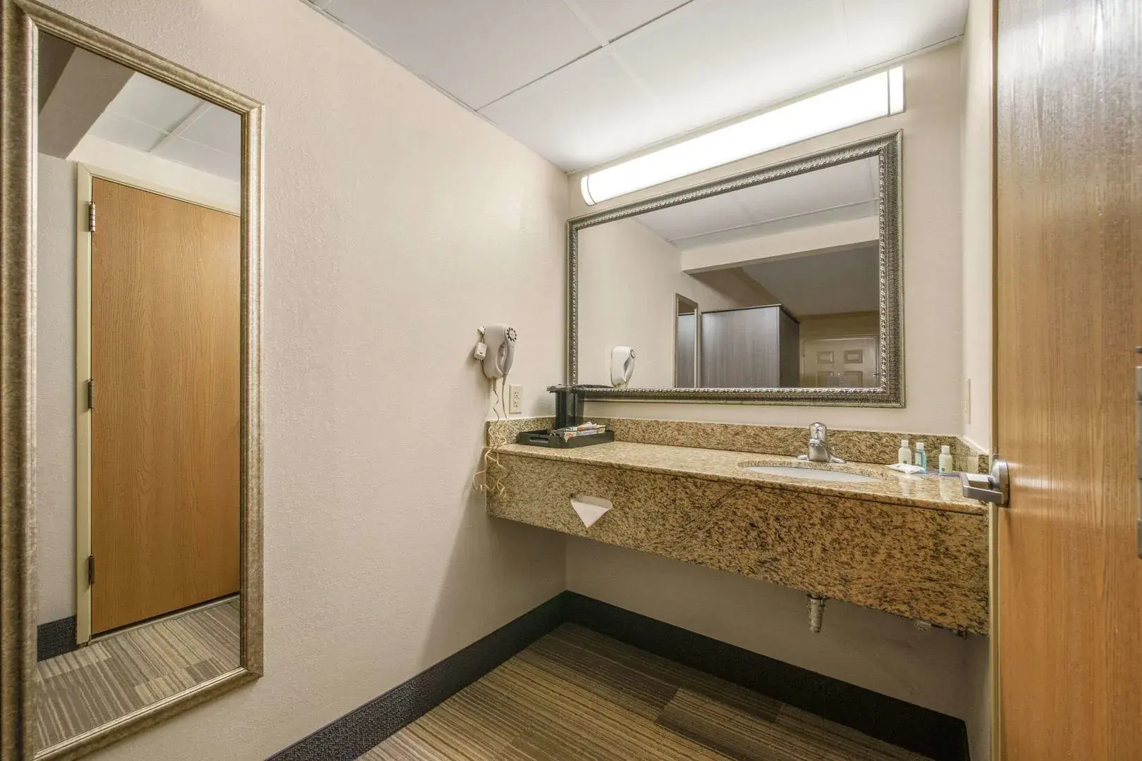 Hibiscus Inn & Suites