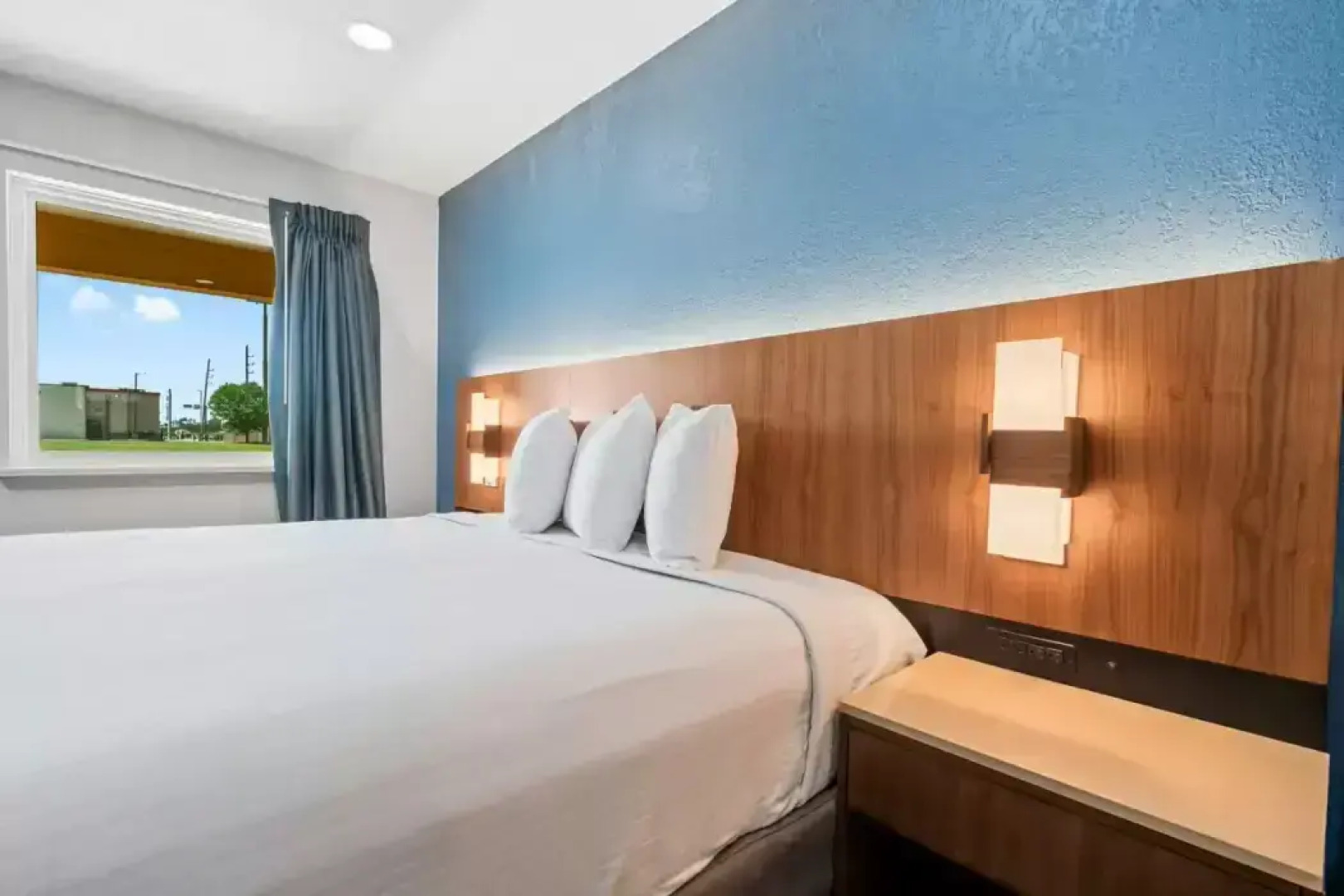 Econo Lodge Inn & Suites