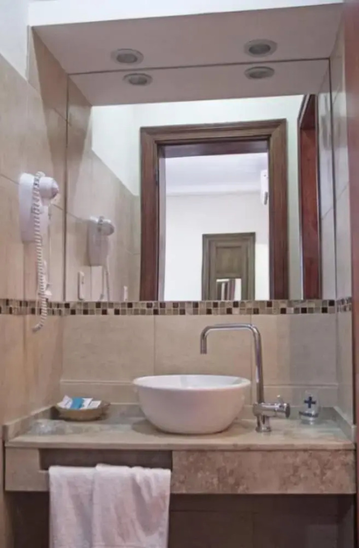 L'Hirondelle - Adults Only