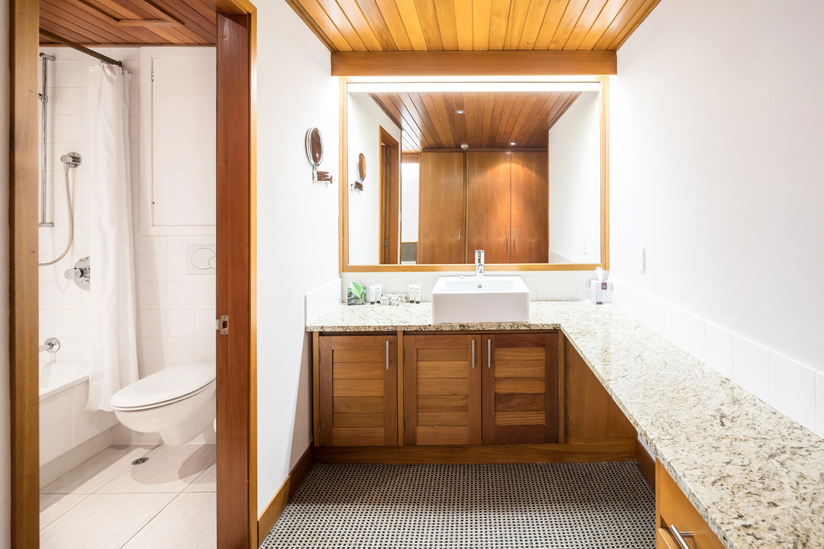 Commodore Airport Hotel