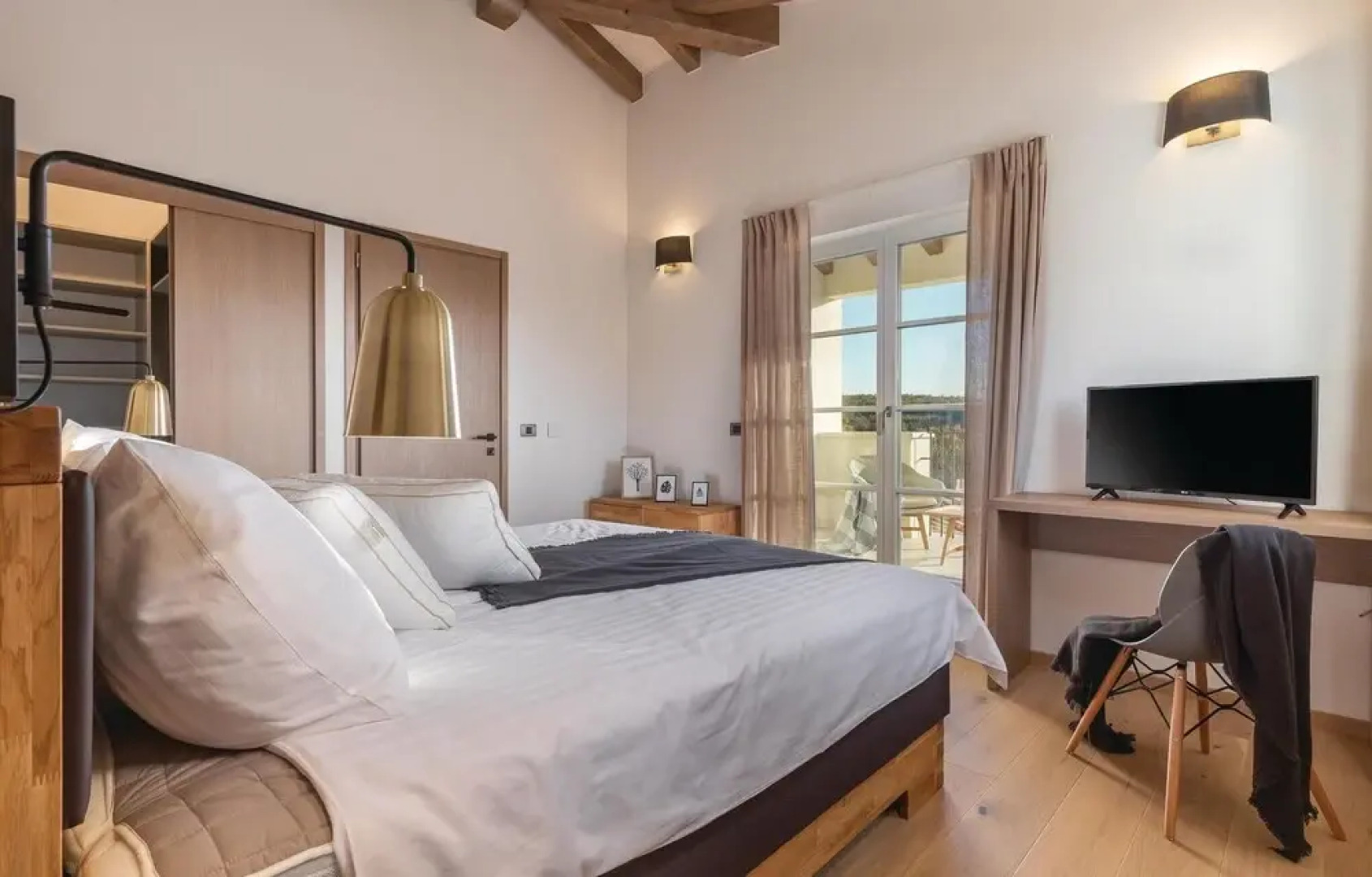 Beautiful Home in Babudri With 5 Bedrooms, Wifi and Outdoor Swimming Pool