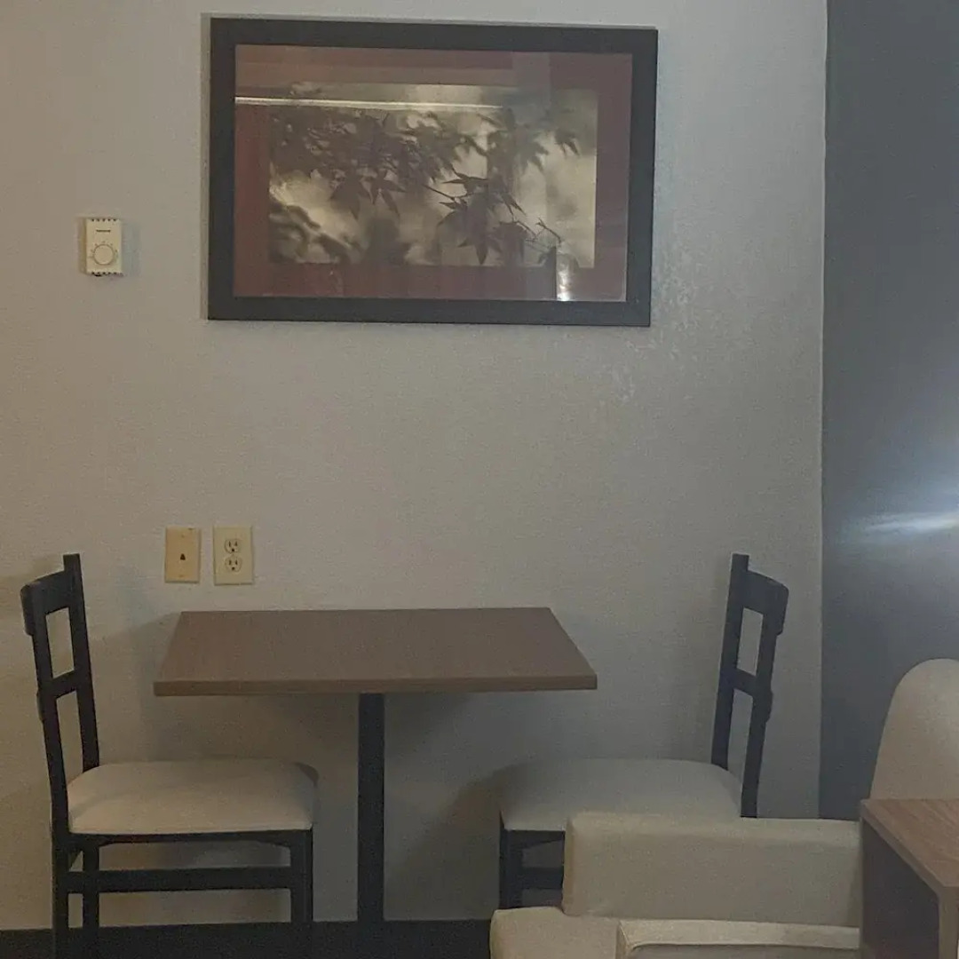 HomeTowne Studios by Red Roof Buffalo - Niagara Airport