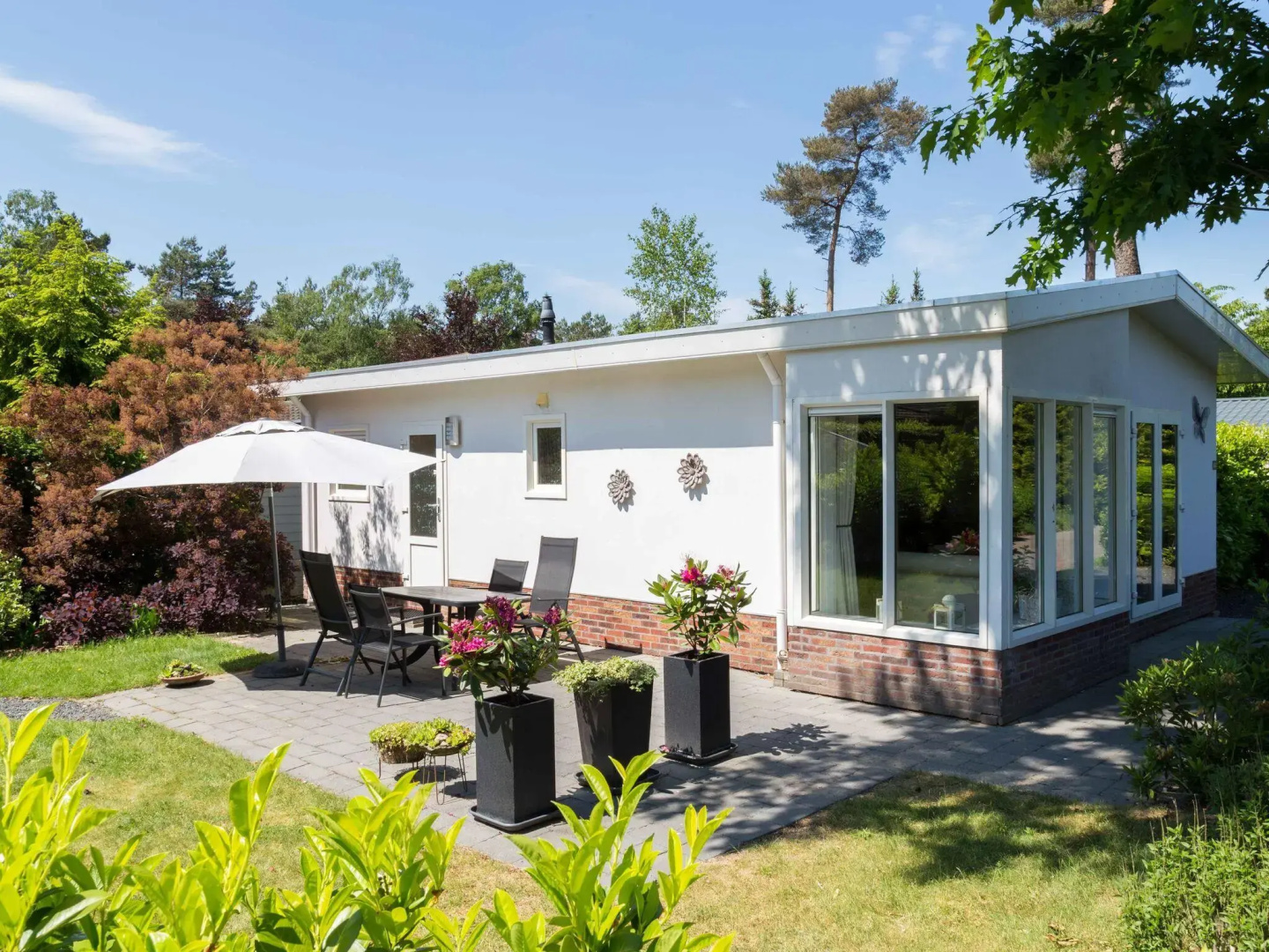 Well-kept chalet with dishwasher, close to Park De Veluwe