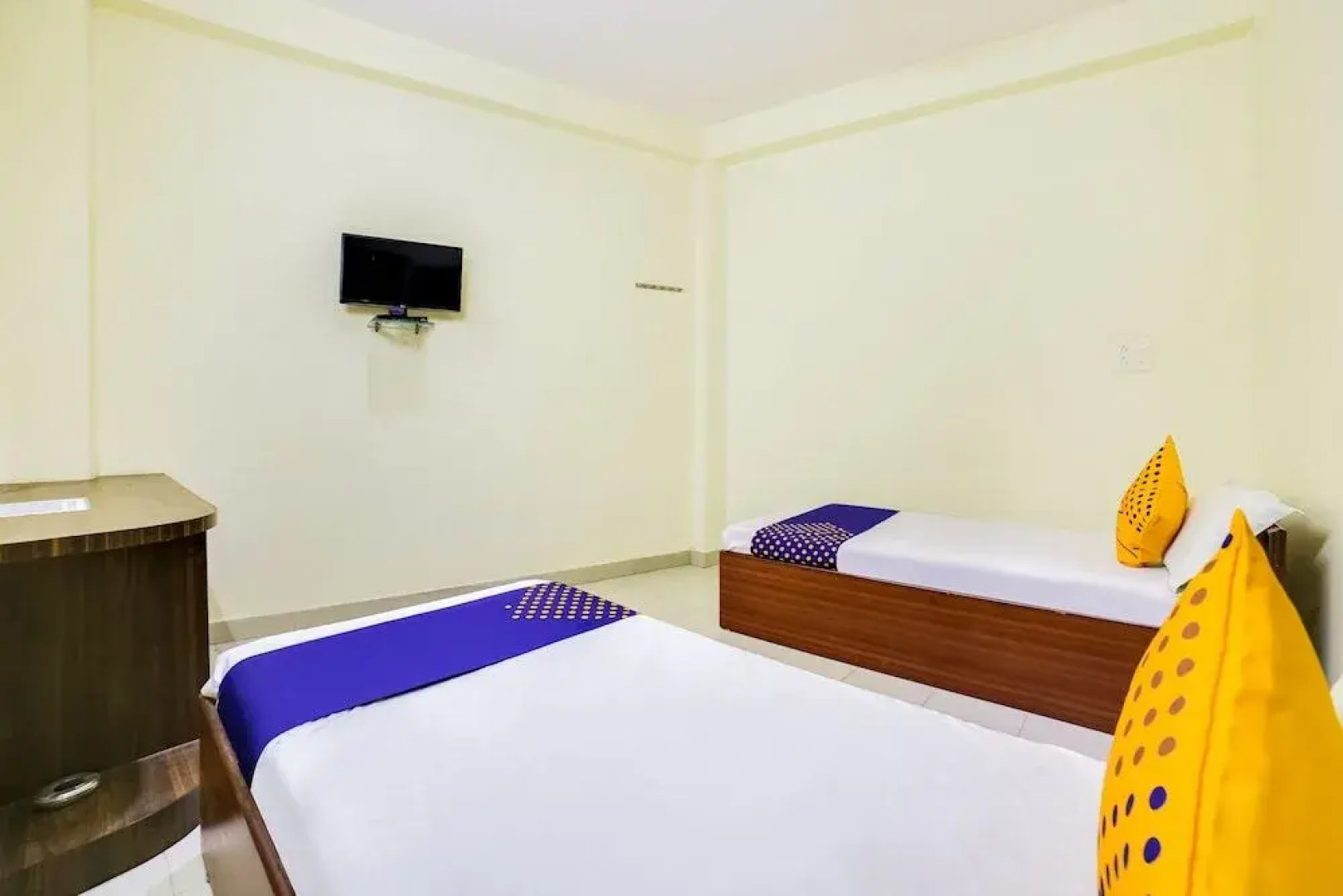 SPOT ON 45291 Bharat Lodge