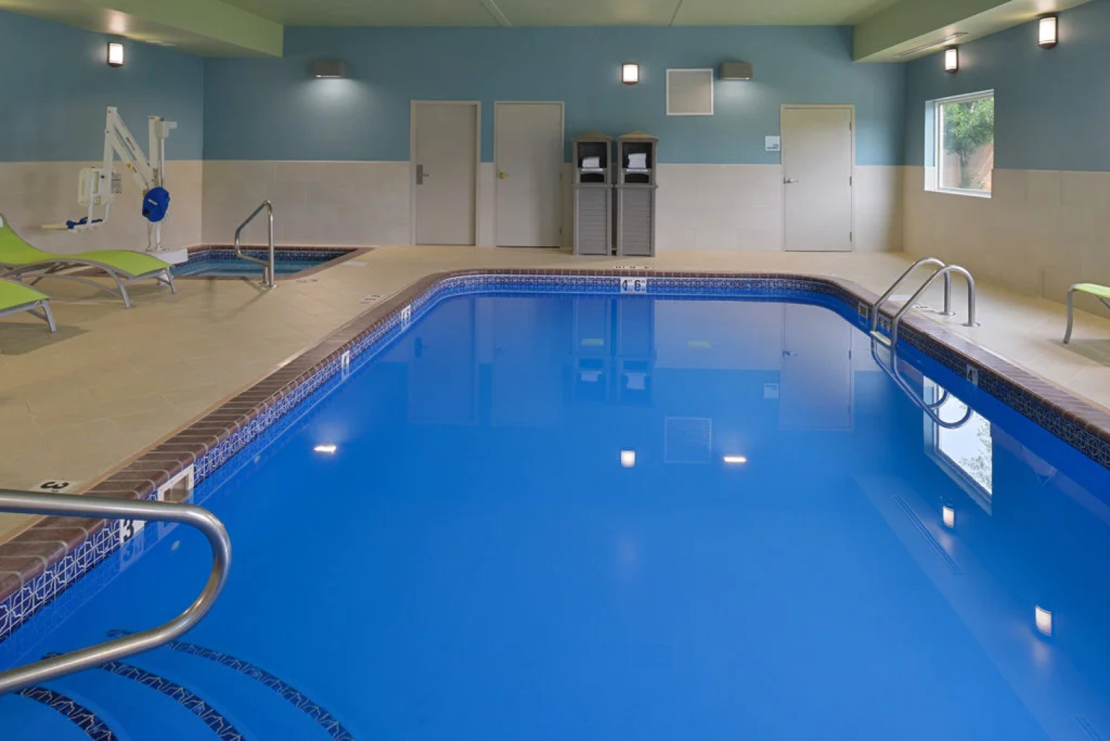 Holiday Inn Express & Suites Omaha - 120th and Maple by IHG