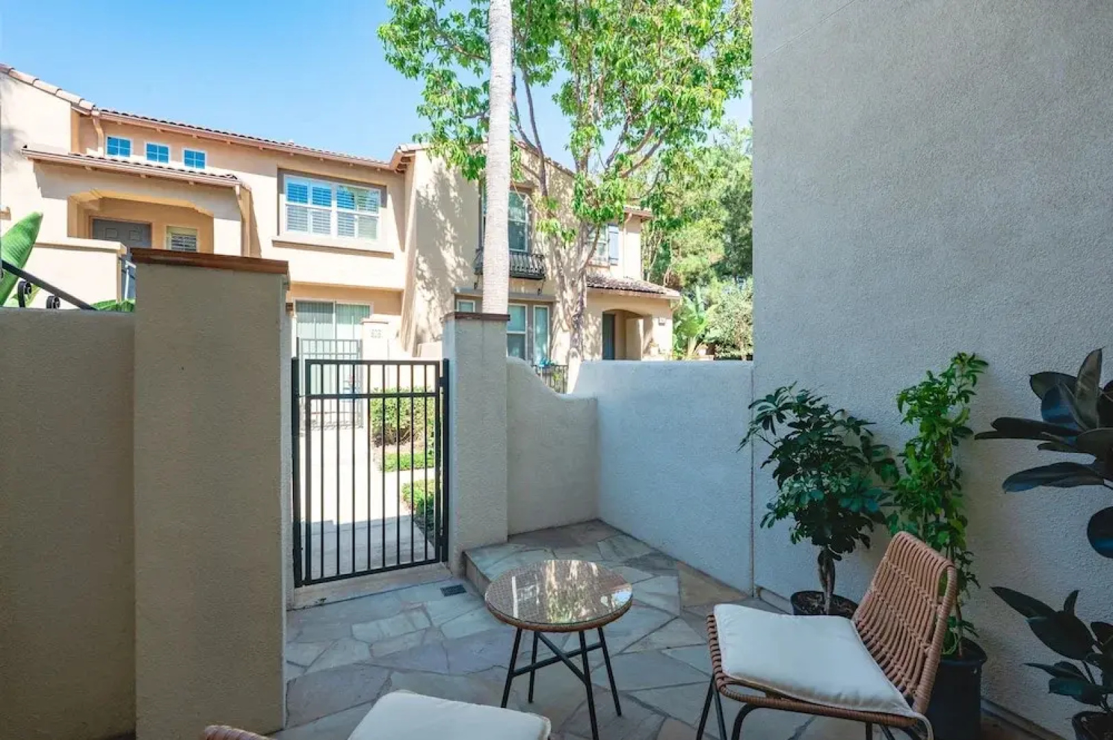 Private Entry Suite w Patio Bath Kitchenette