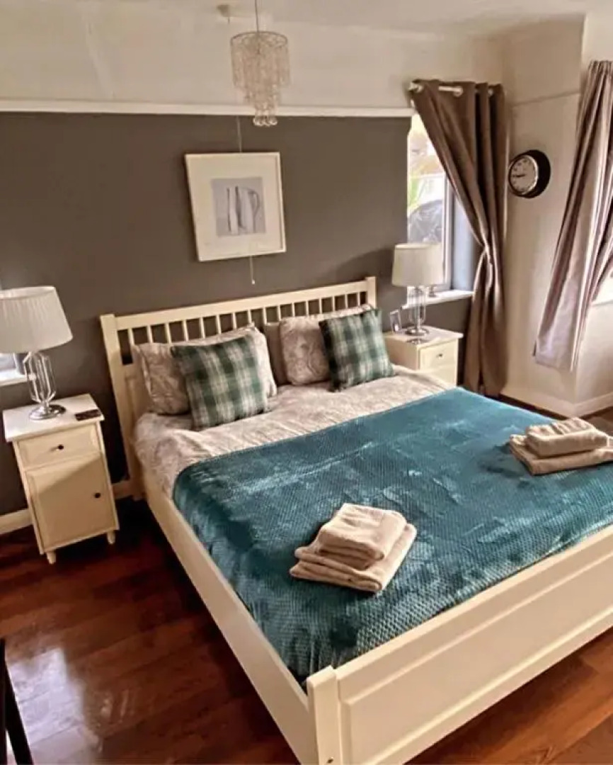 Sunnyside - Large Seaside Home with views and Hot Tub