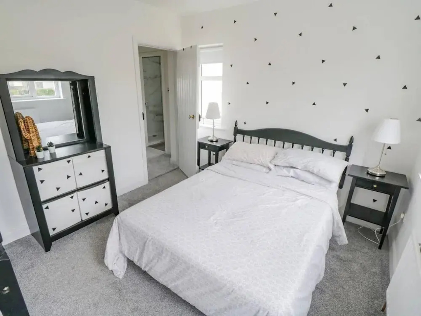 Beautiful Cottage With Gardens, Patio & Fireplace