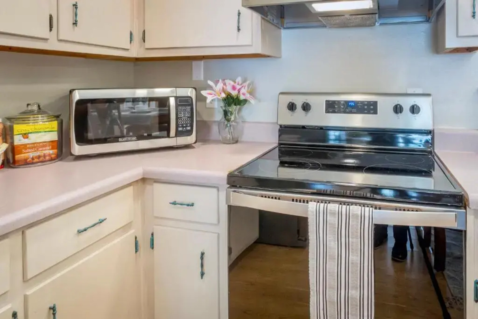 Life's a Breeze! Updated 3B Home 10 min to Beach!