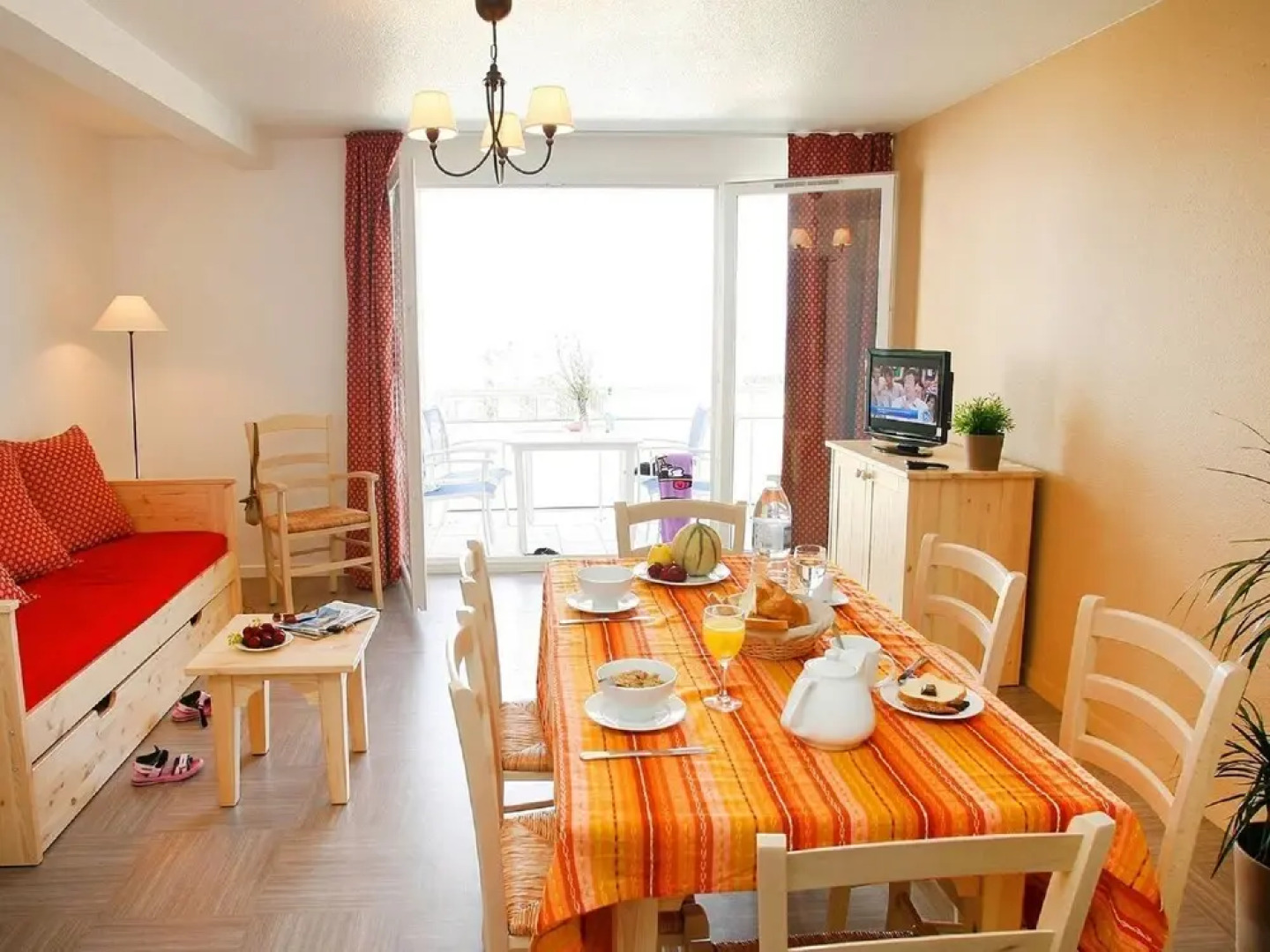 Cozy Apartment at the Beach, Along a Stunning Rocky Shore