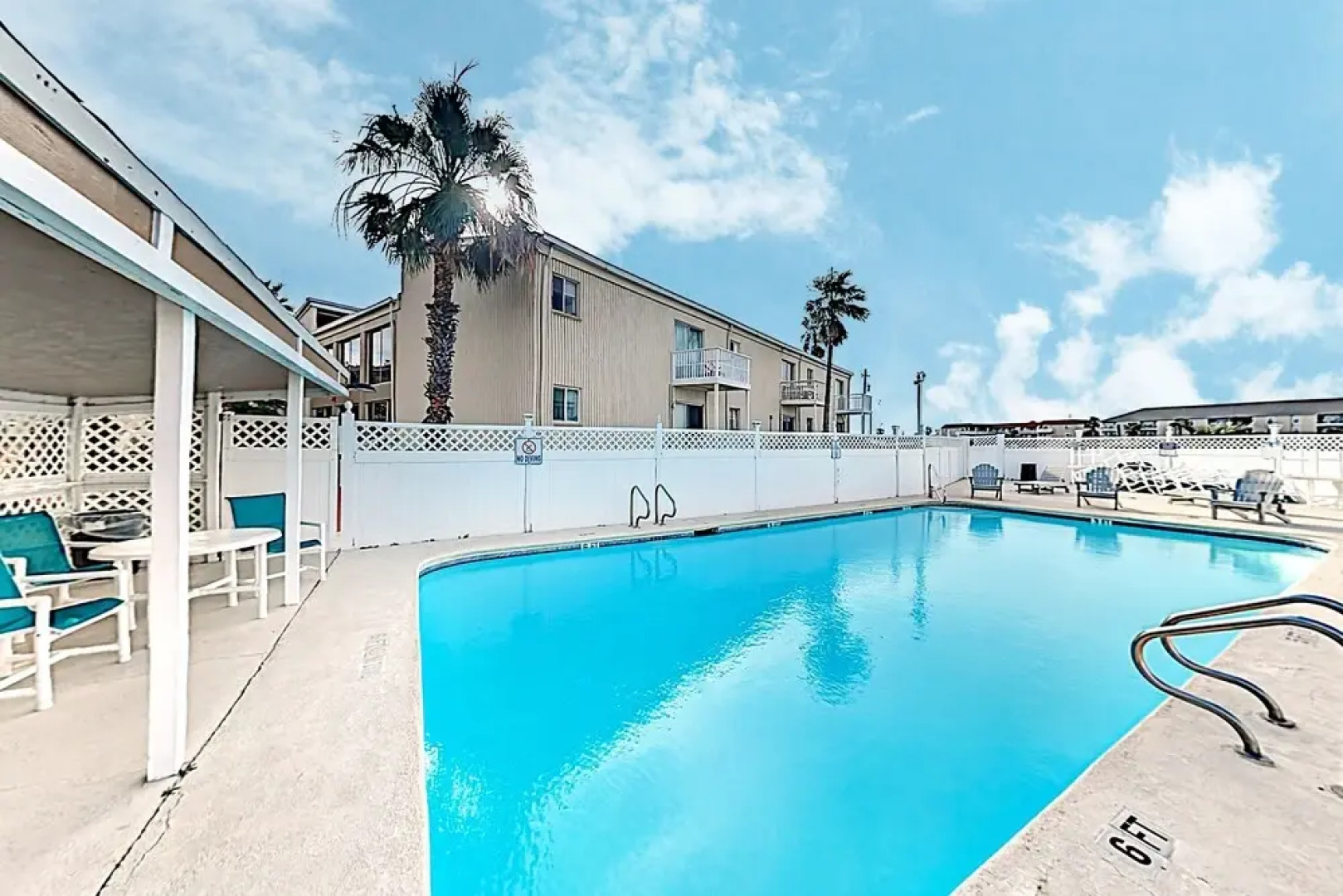 Canal-front Corner W/ Pools - Near The Beach! 1 Bedroom Condo