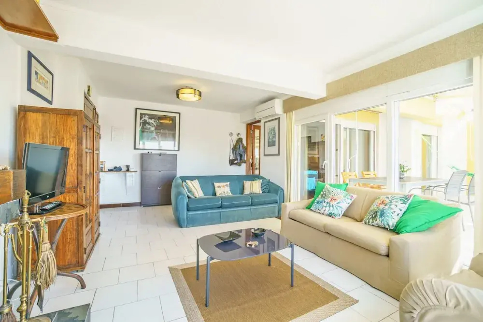 Seafront Condo & Big Terrace