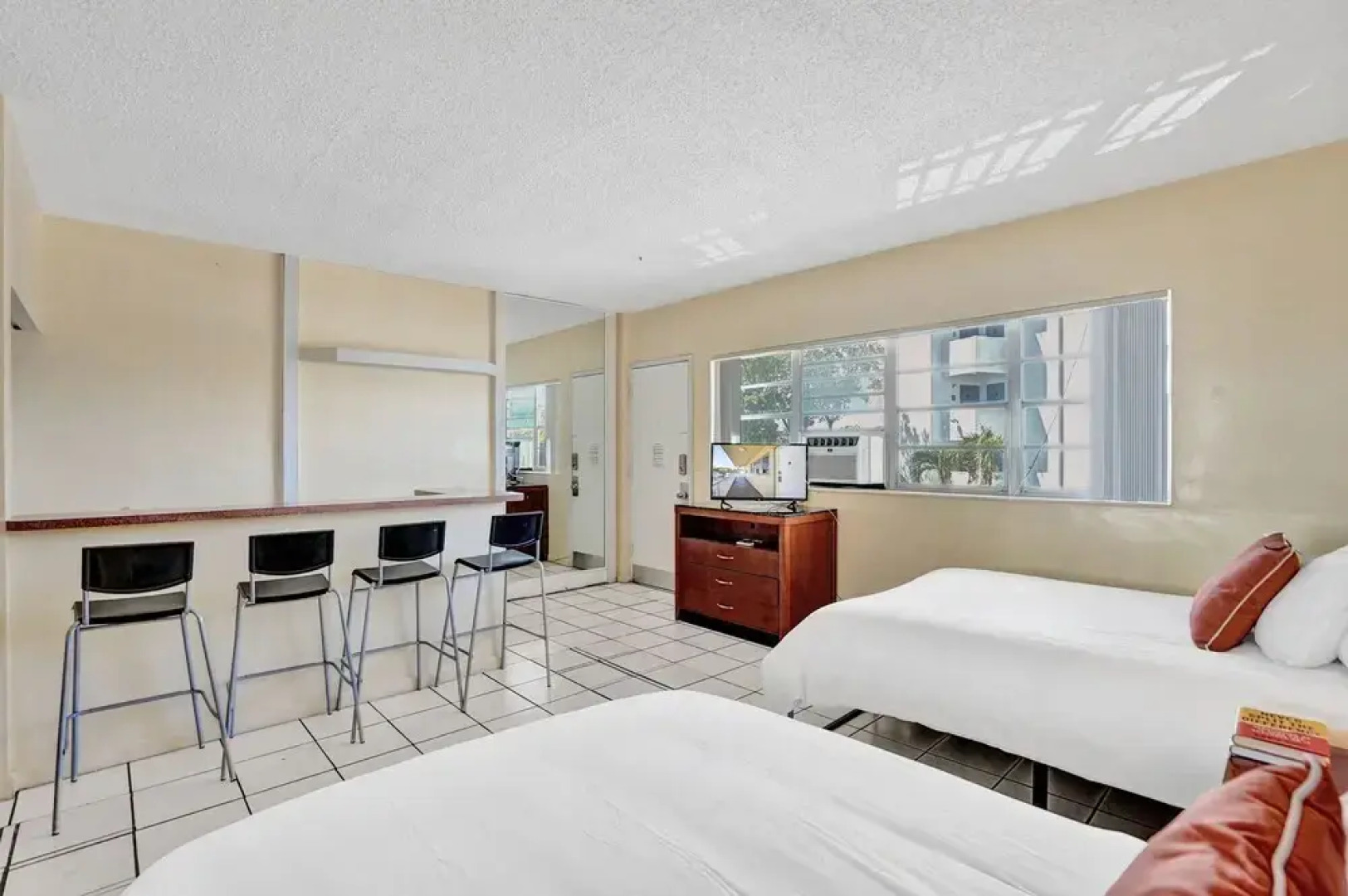 Gorgeous 1br apartment, a walk from the Beach