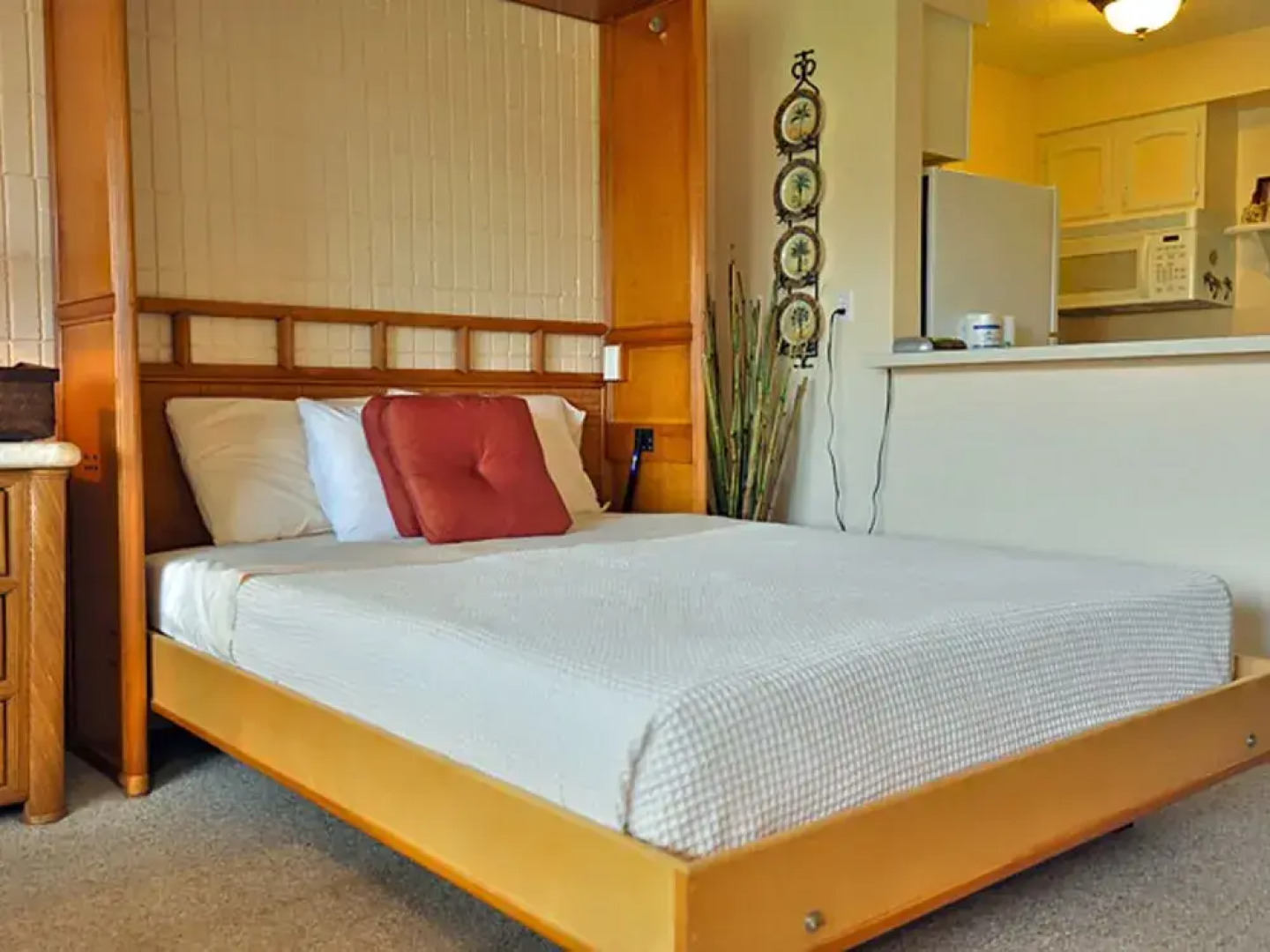 Lahaina Shores #522 Studio Bedroom Condo by RedAwning