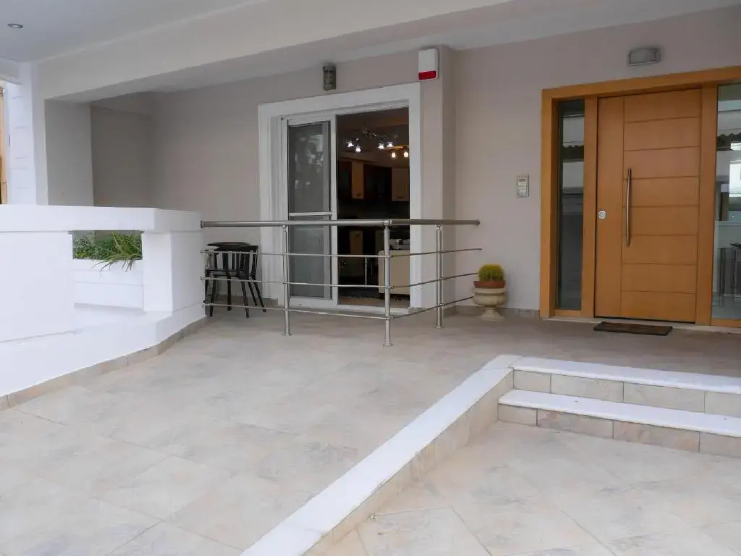 Garden Apartment next to the Mall -Private Parking