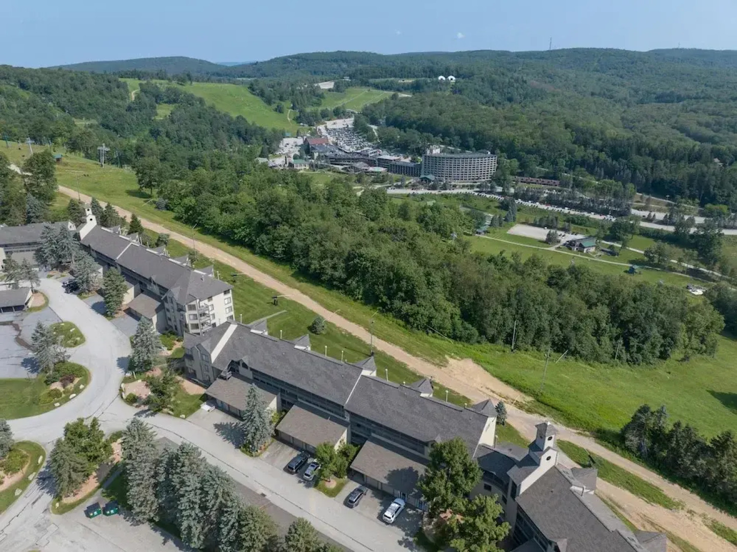 Stoneridge 3BR Standard Condo, Sleeps 8 by RedAwning