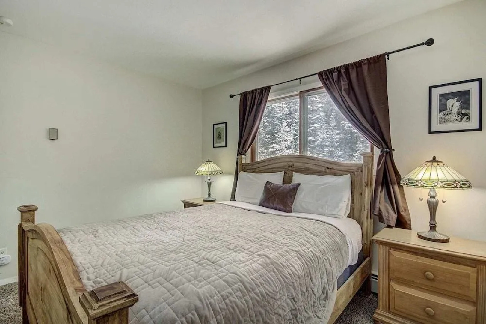 Lazy Dog Lodge 3 Bedroom Home by RedAwning