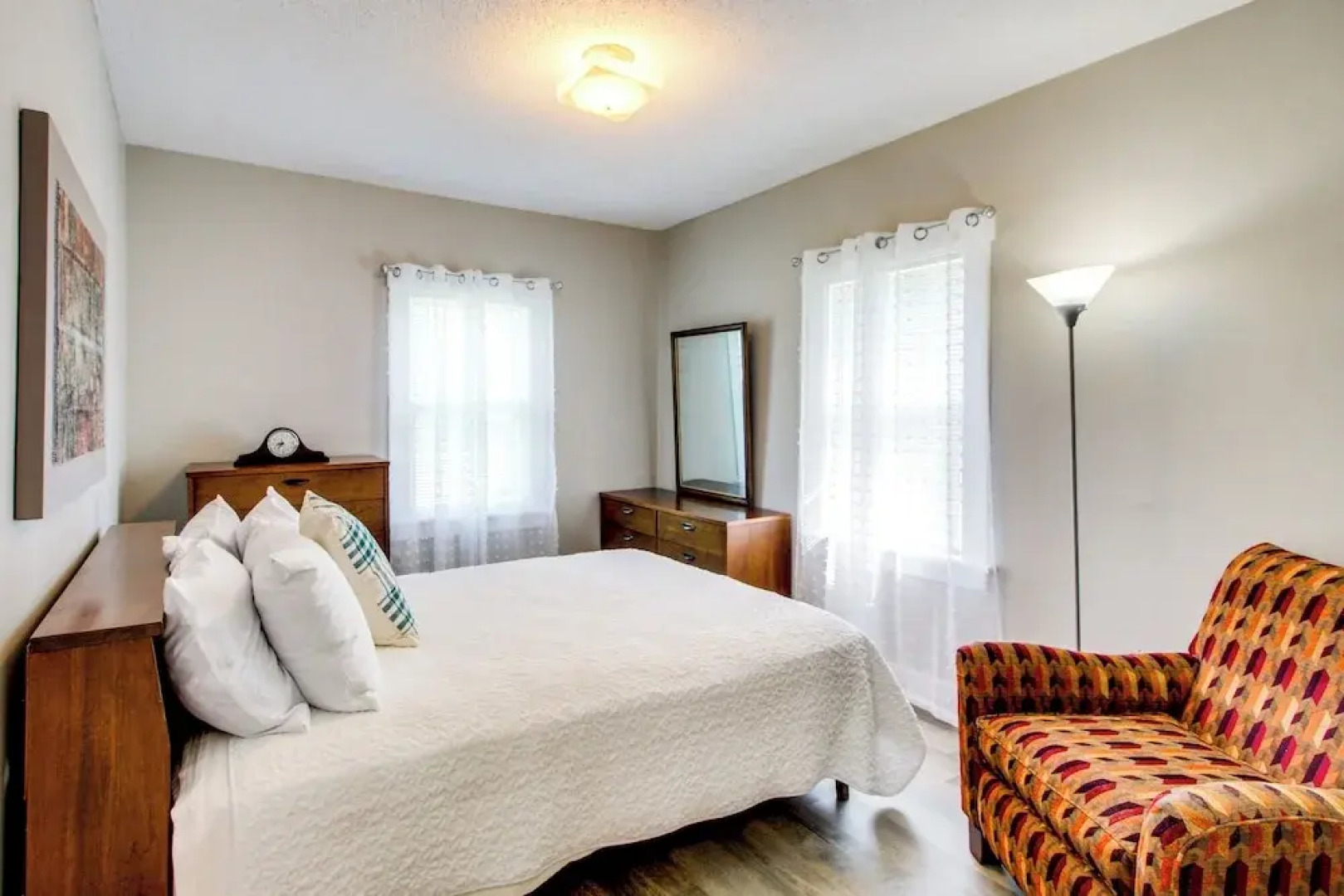 1 Mi to K-state Campus: Central Manhattan Home