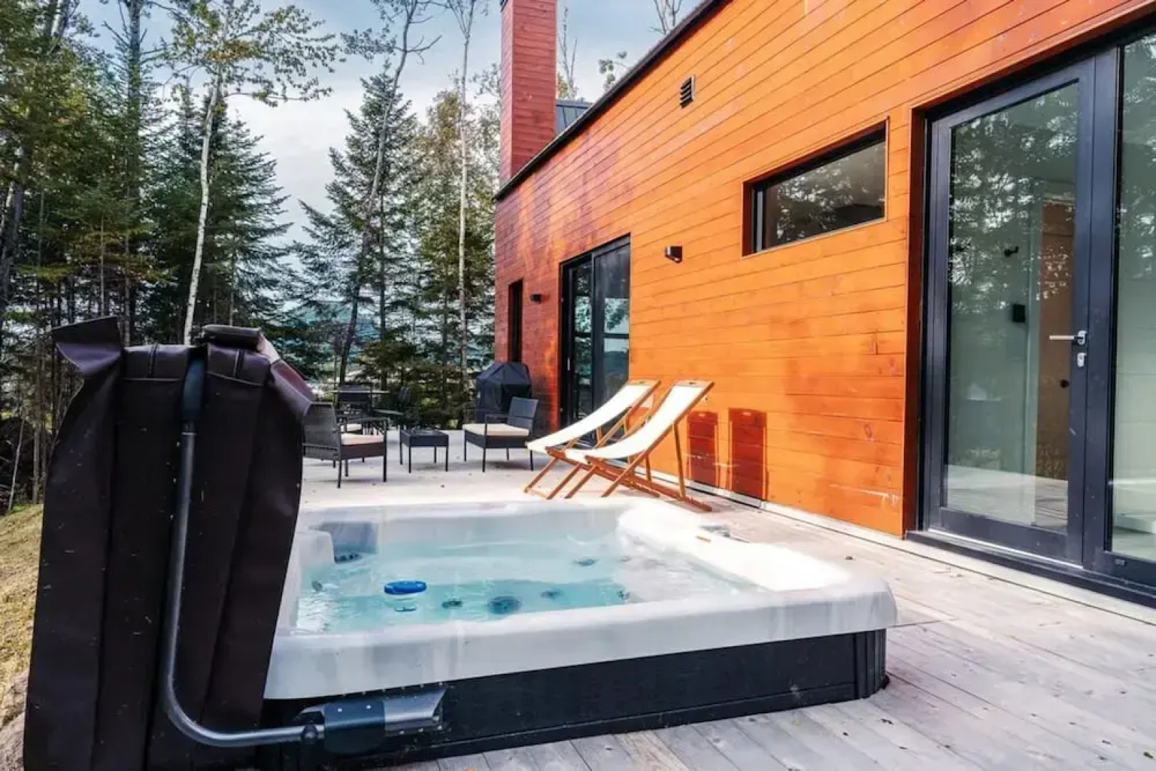 Bright Chalet With hot tub and Indoor Sauna