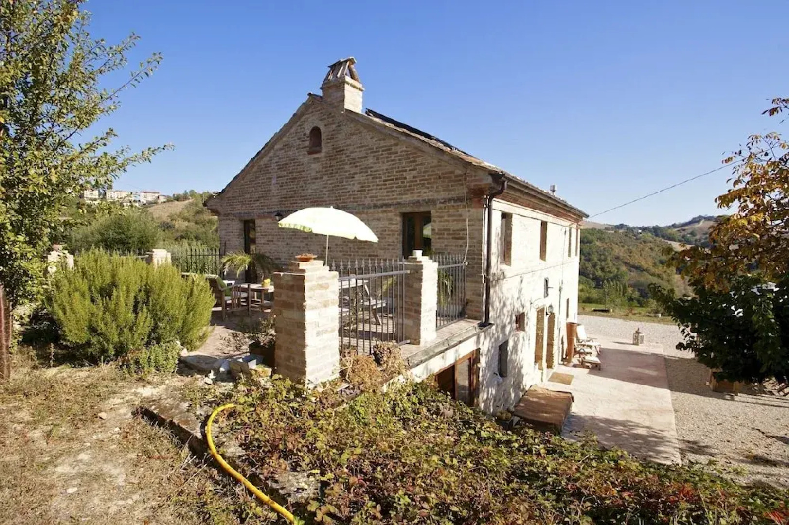 Charming 2-bed Apartment in Petritoli