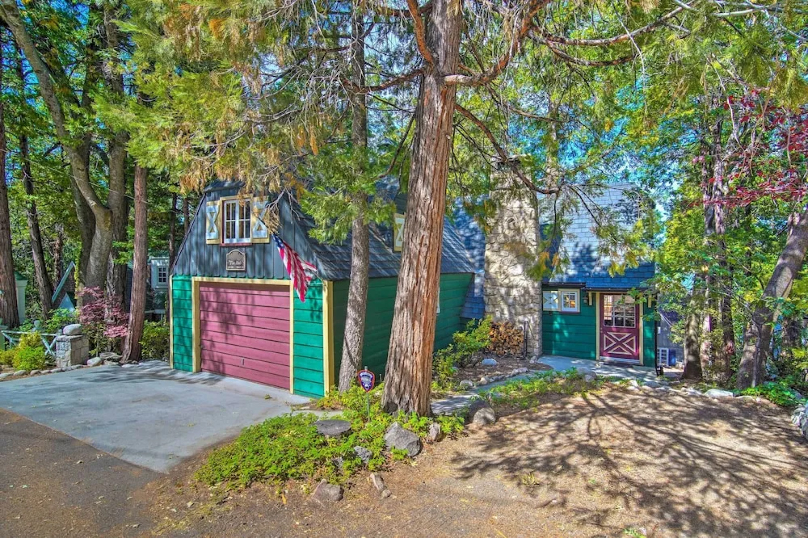 Vintage Lake Arrowhead Cabin - Walk to Lake!