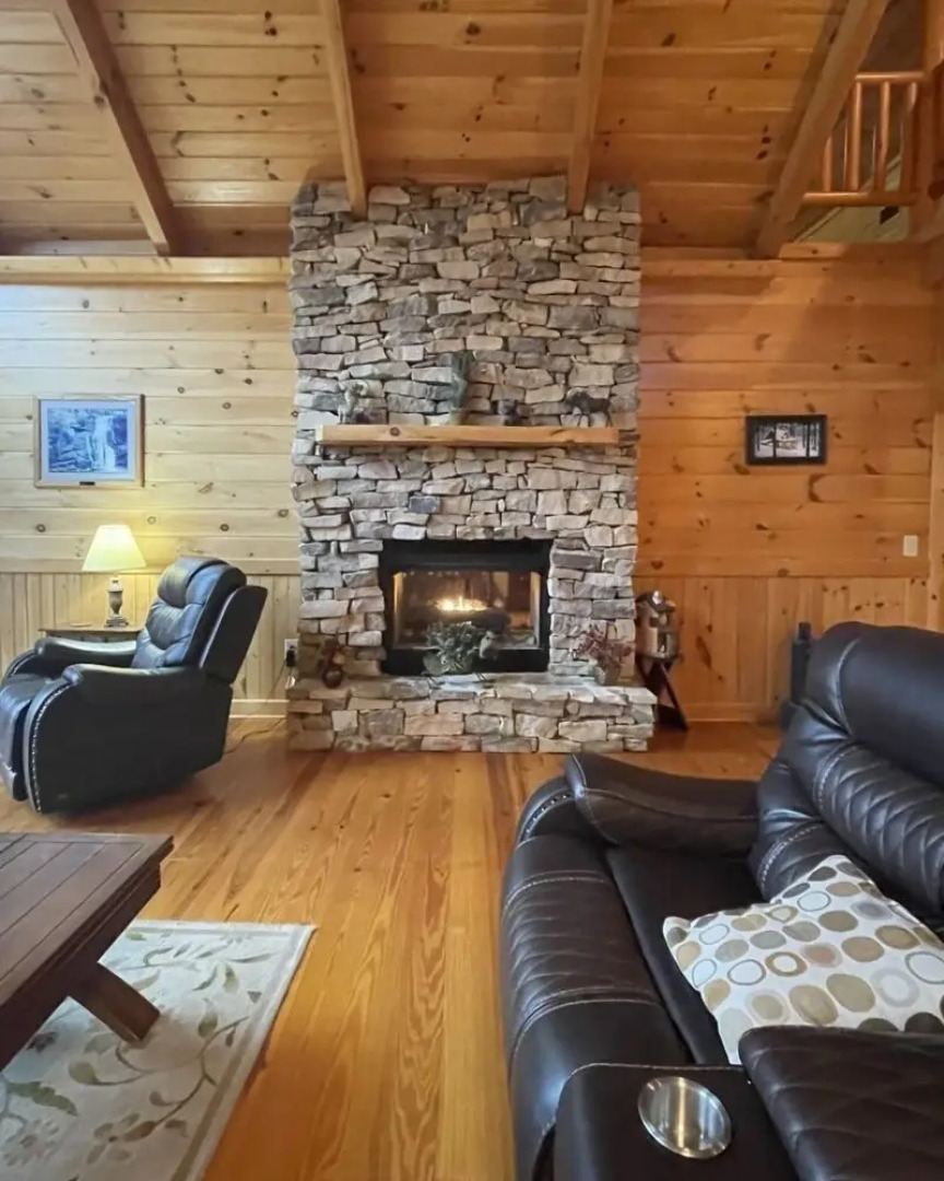 Deluxe log cabin! Pet and motorcycle friendly - enjoy nature with family and friends! 3 Bedroom Cabin by RedAwning